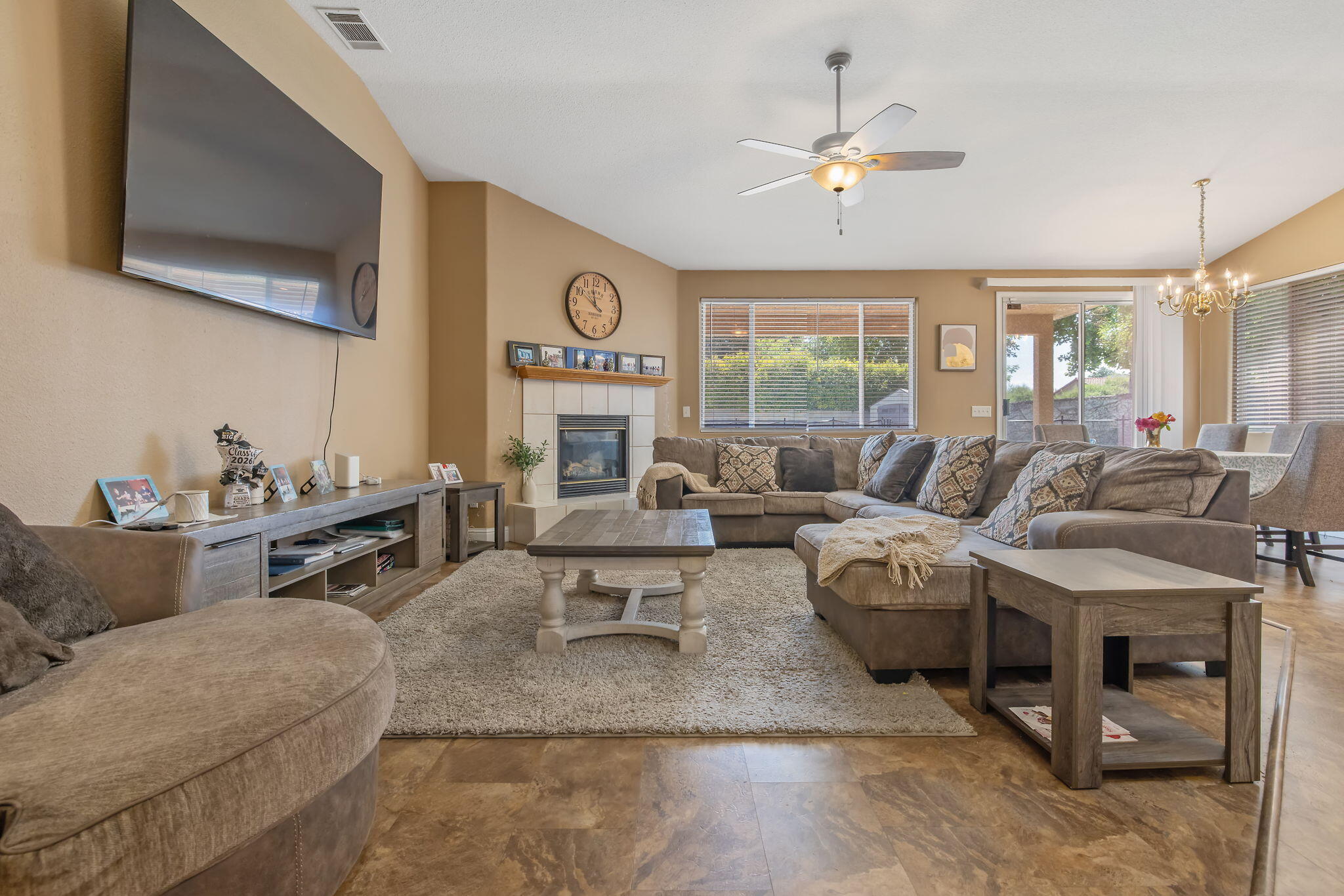2212 N Kent Ct, Visalia, CA 93291