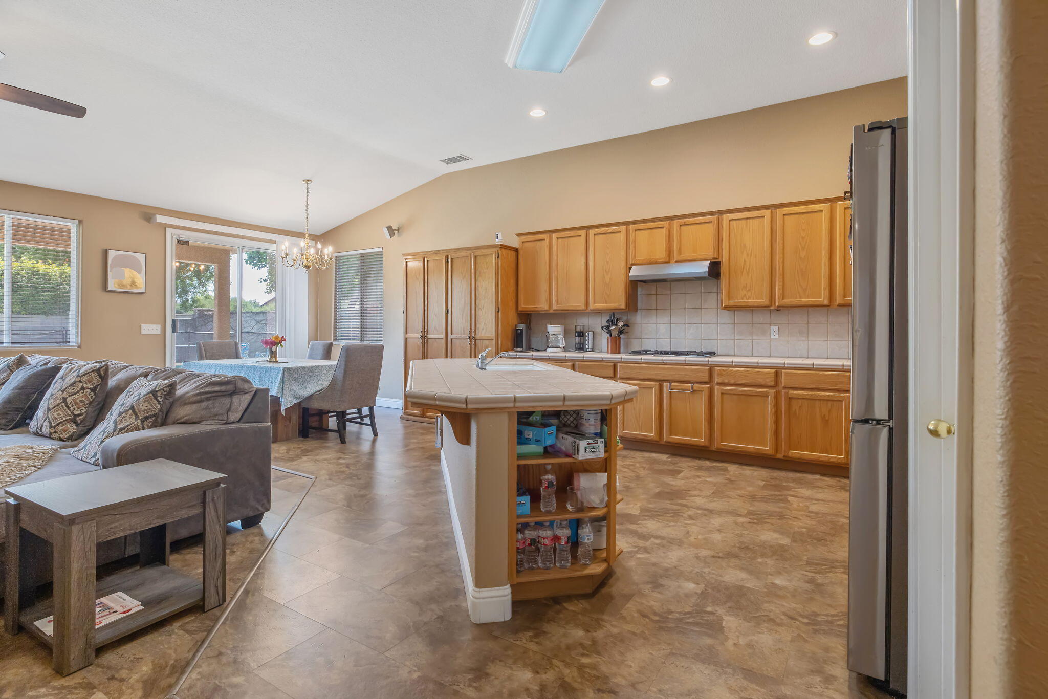 2212 N Kent Ct, Visalia, CA 93291