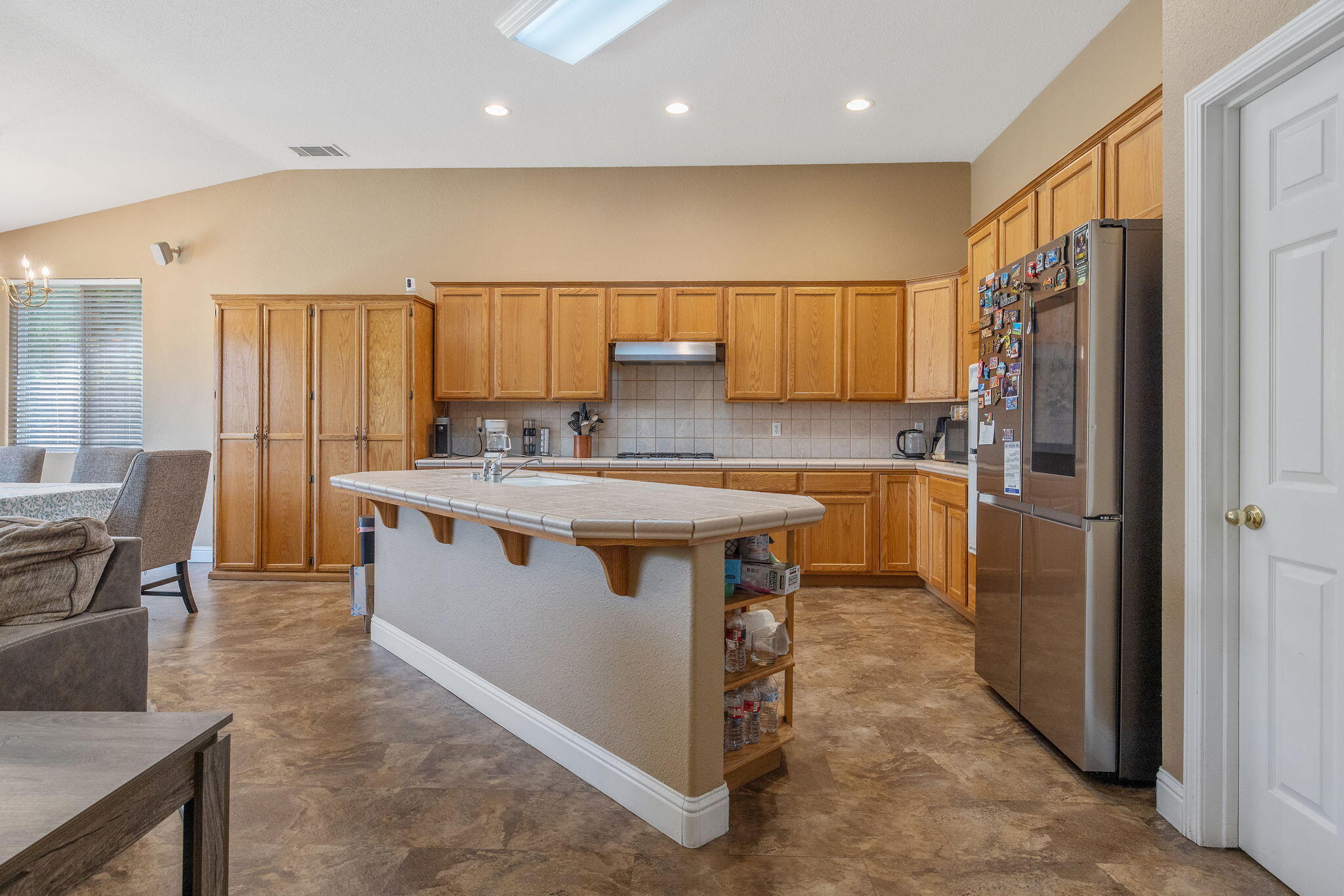 2212 N Kent Ct, Visalia, CA 93291