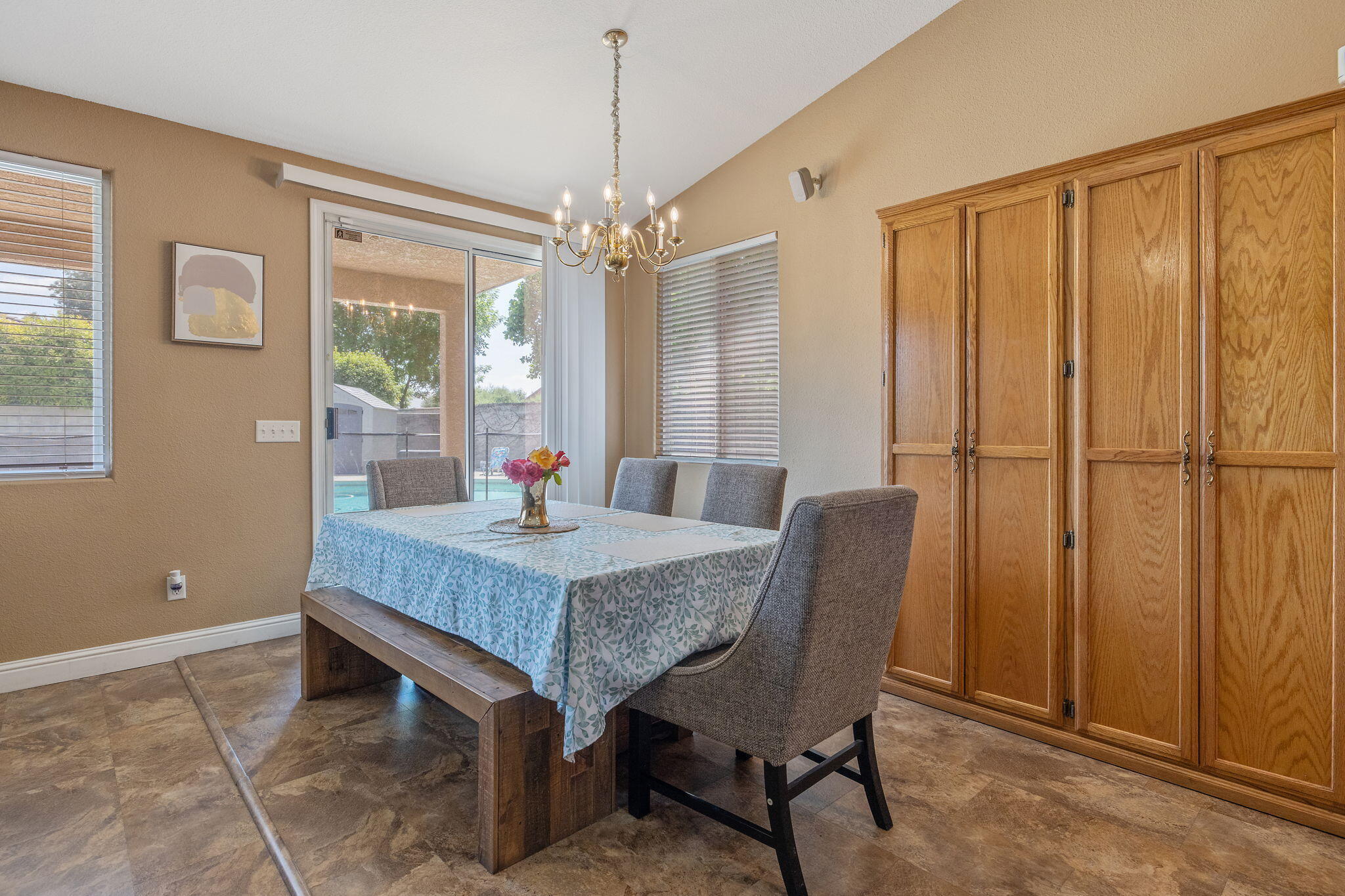 2212 N Kent Ct, Visalia, CA 93291