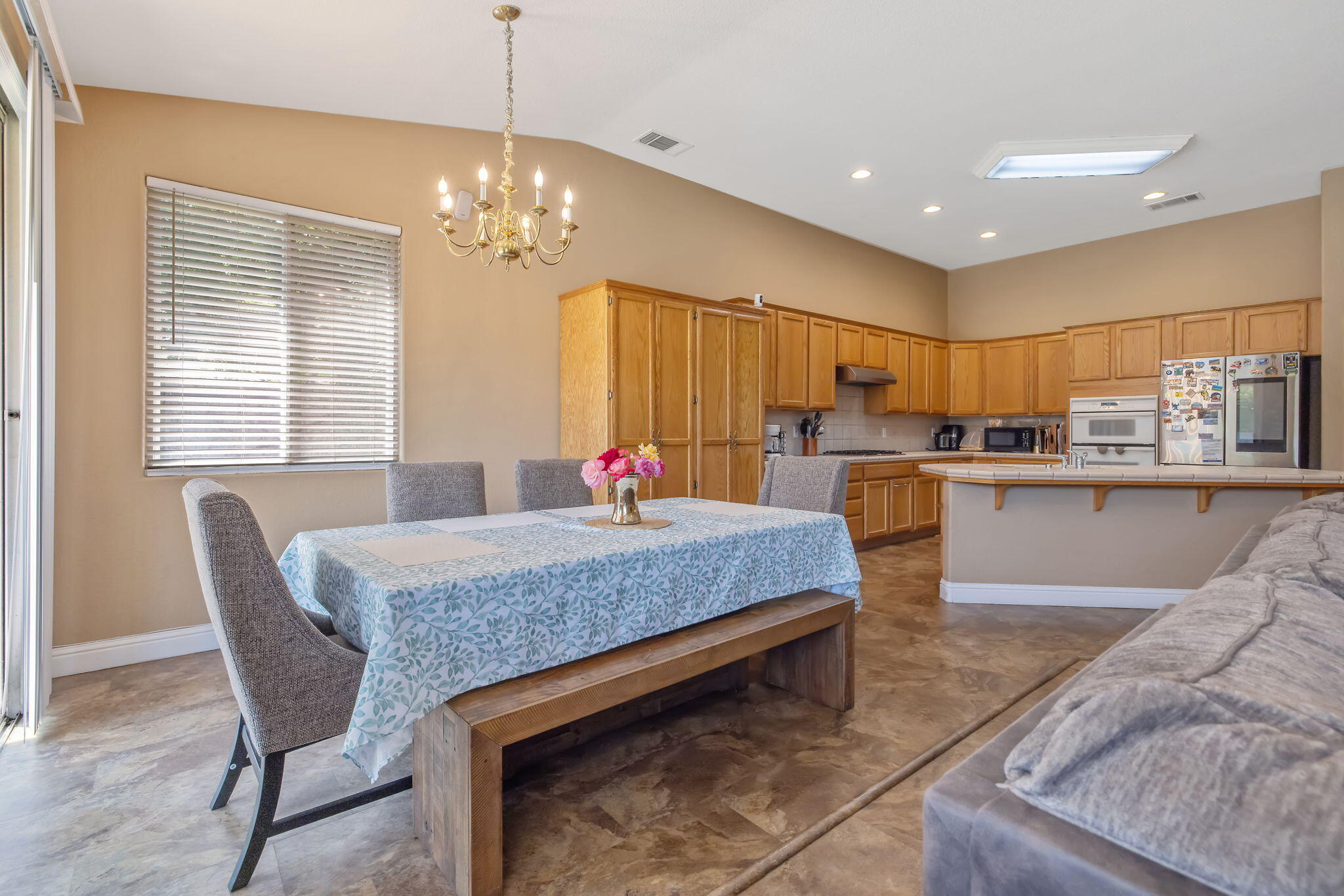 2212 N Kent Ct, Visalia, CA 93291