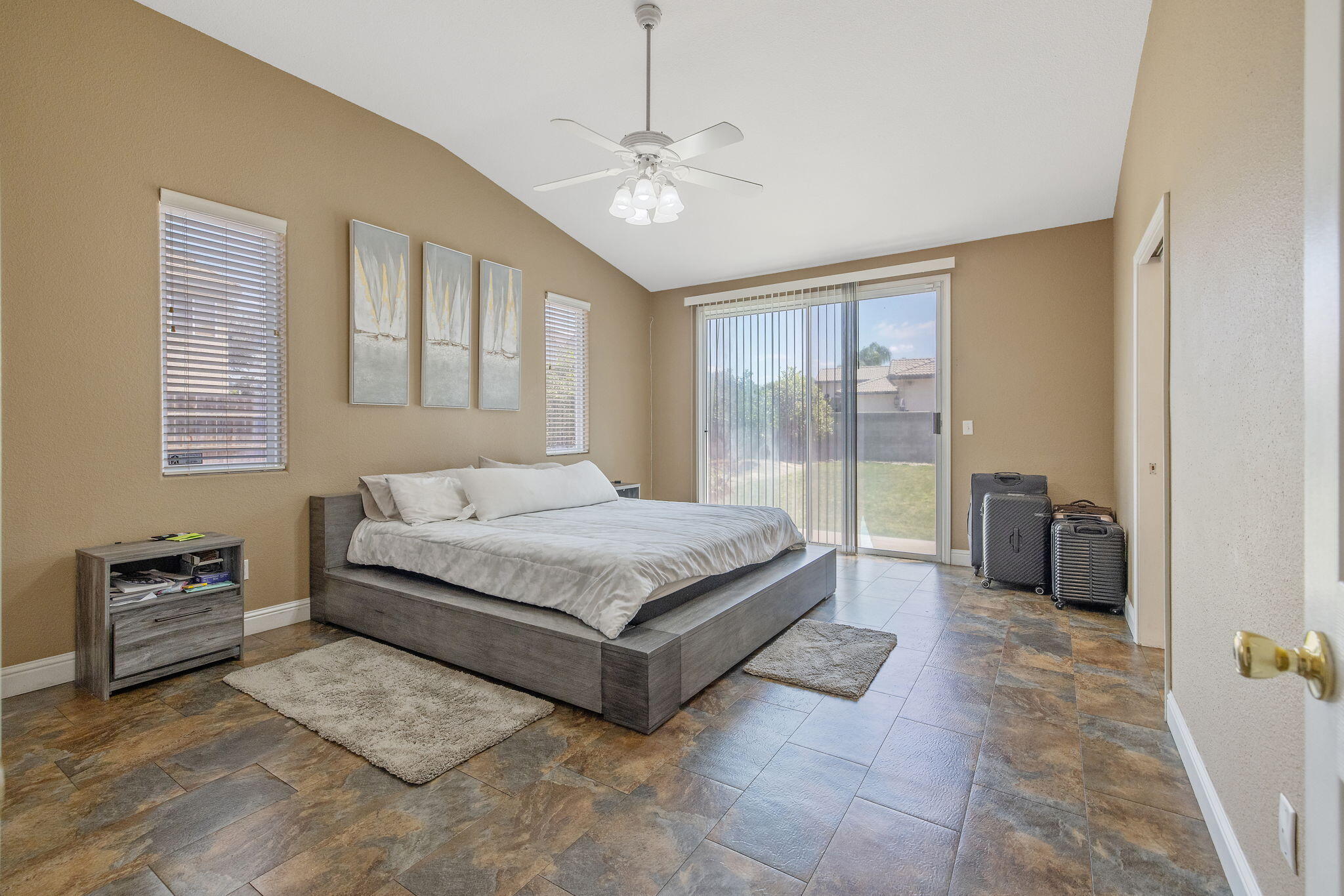 2212 N Kent Ct, Visalia, CA 93291
