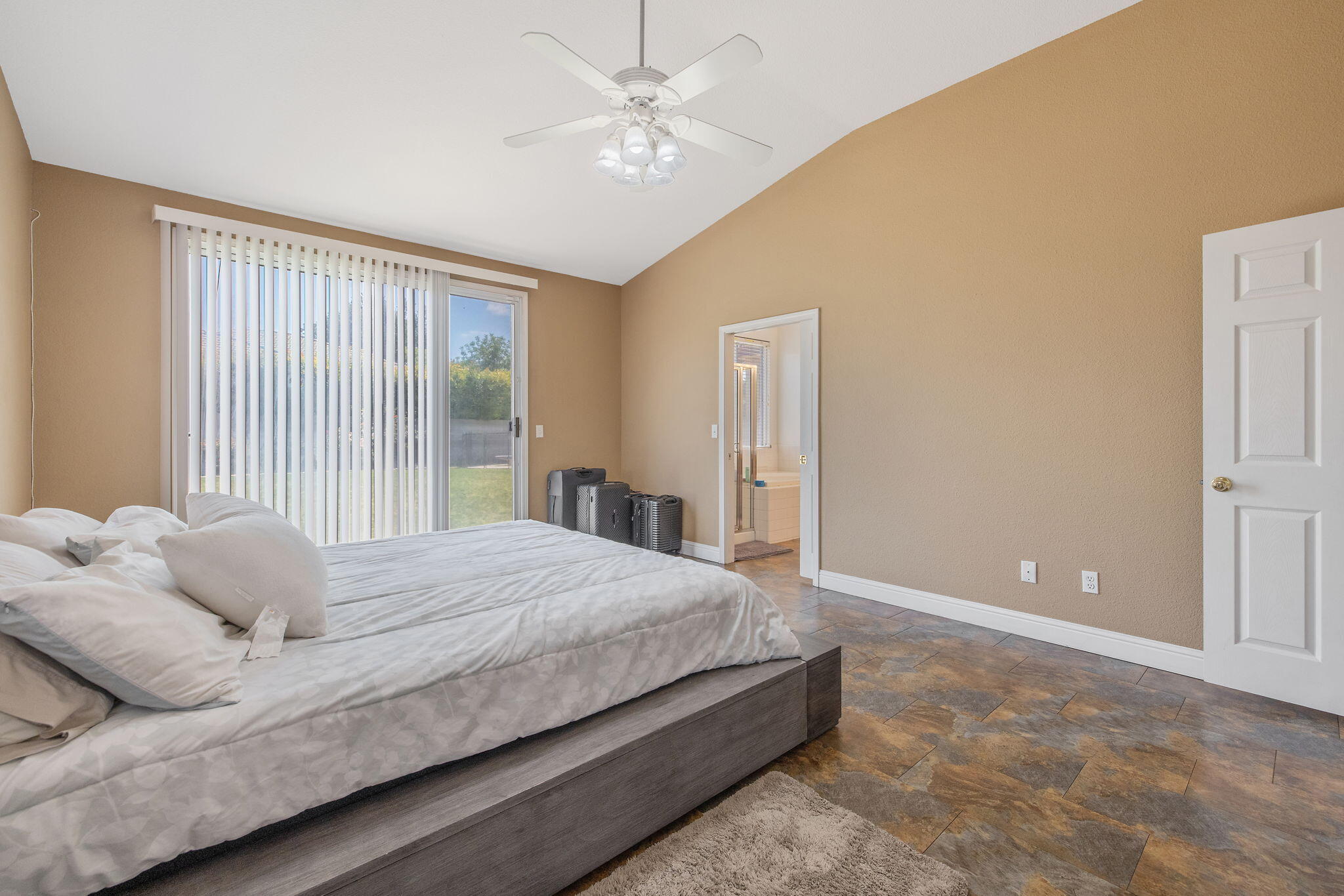 2212 N Kent Ct, Visalia, CA 93291