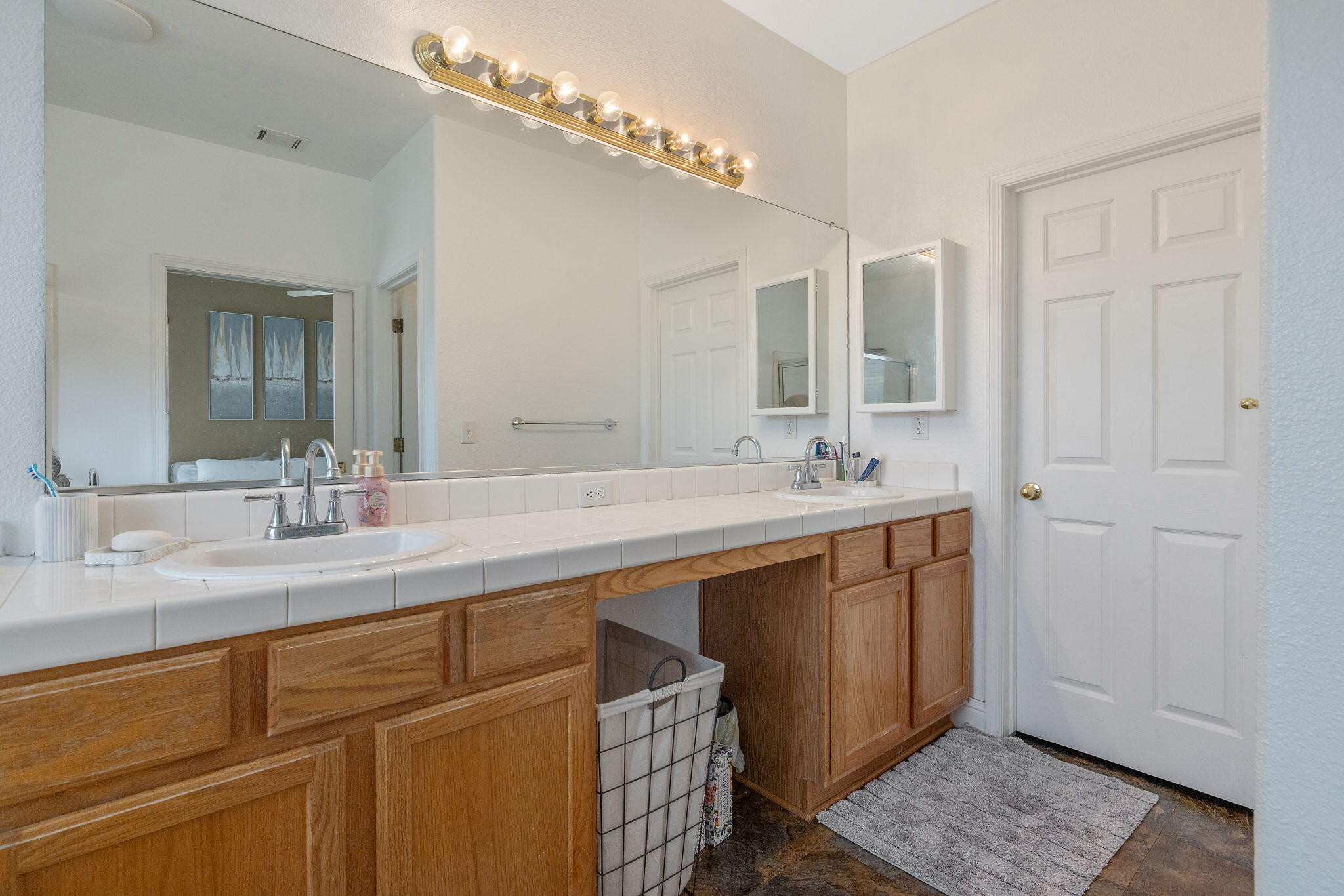 2212 N Kent Ct, Visalia, CA 93291
