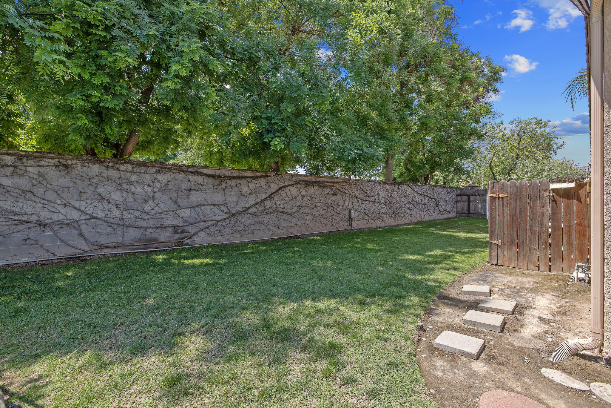 2212 N Kent Ct, Visalia, CA 93291