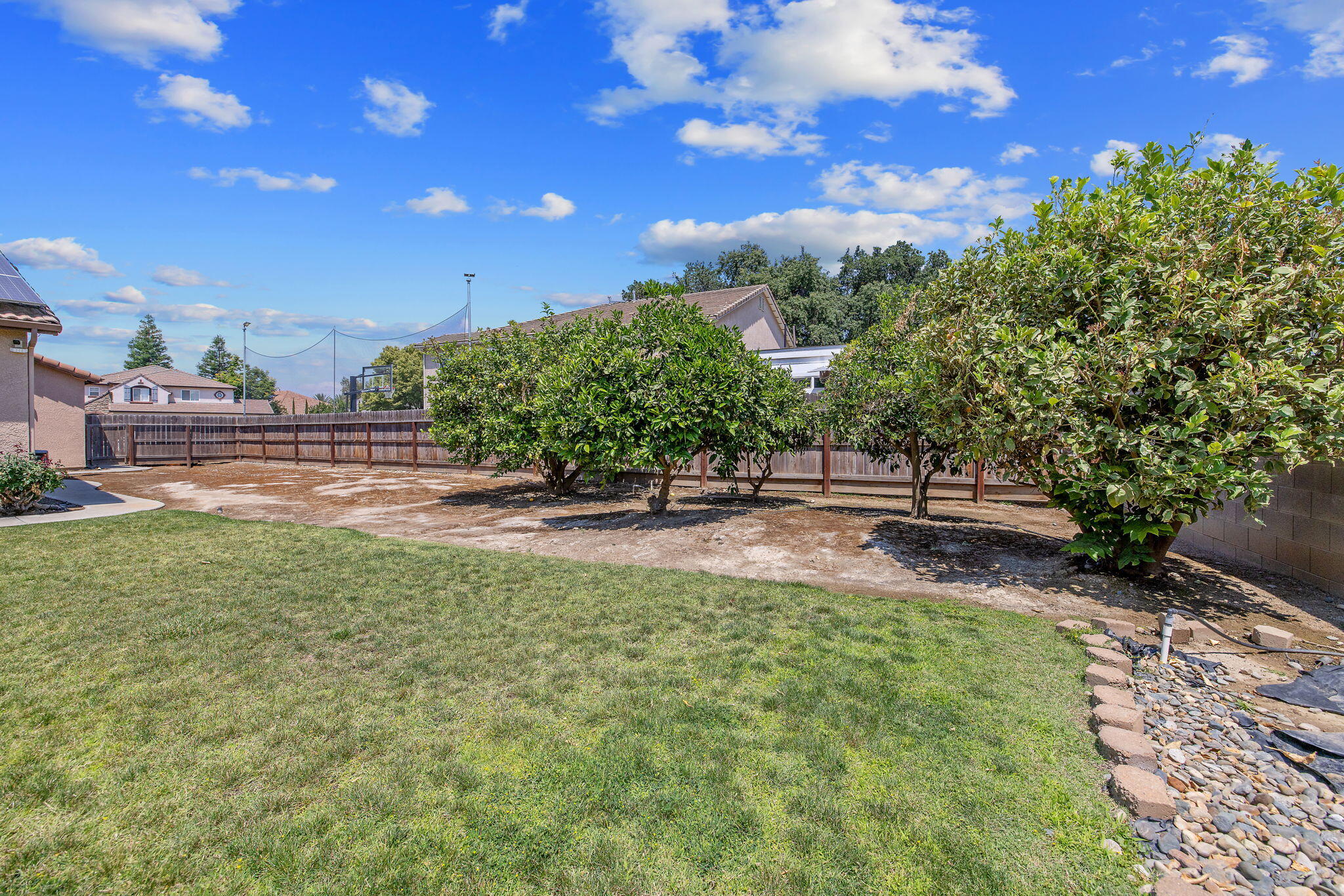 2212 N Kent Ct, Visalia, CA 93291