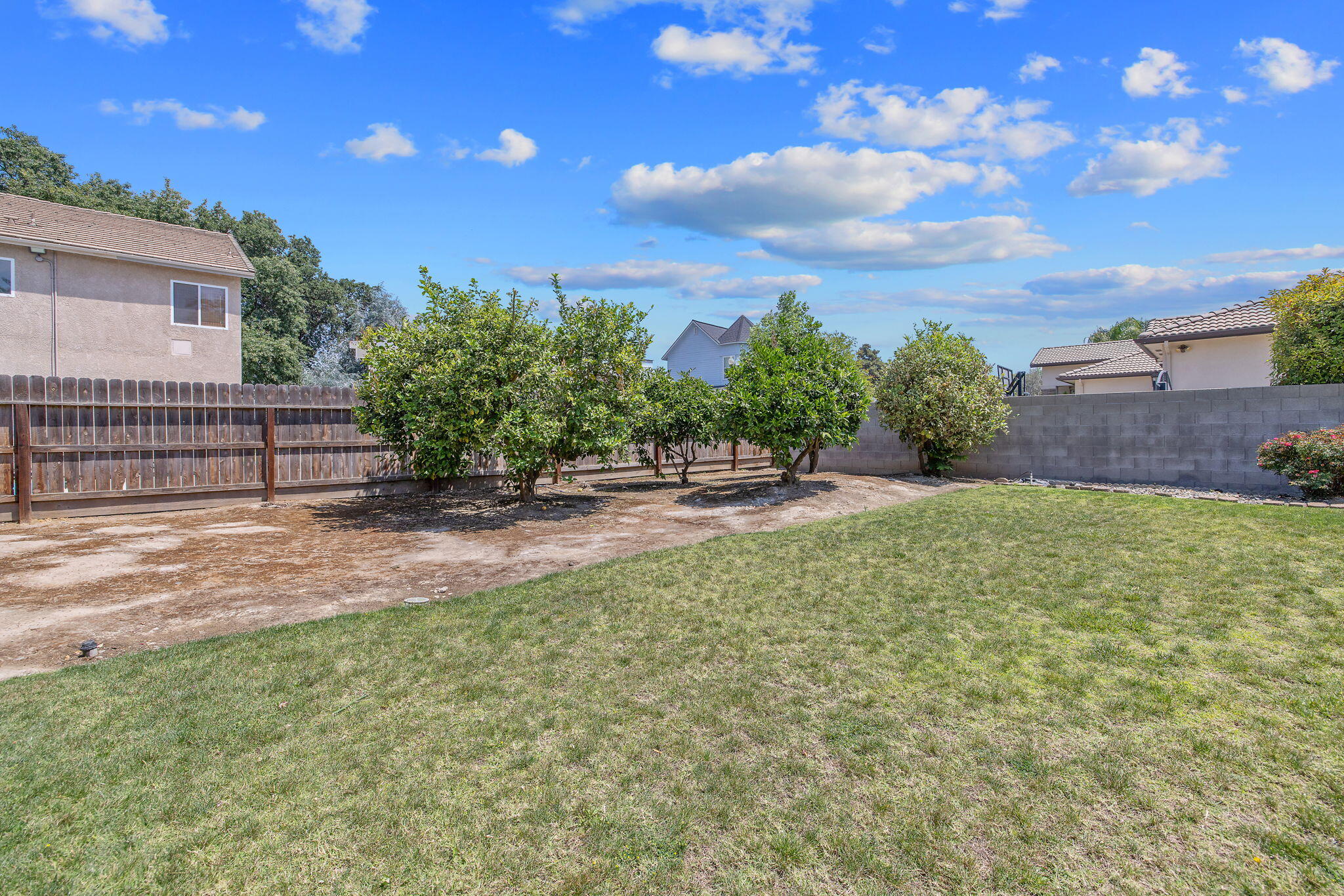 2212 N Kent Ct, Visalia, CA 93291