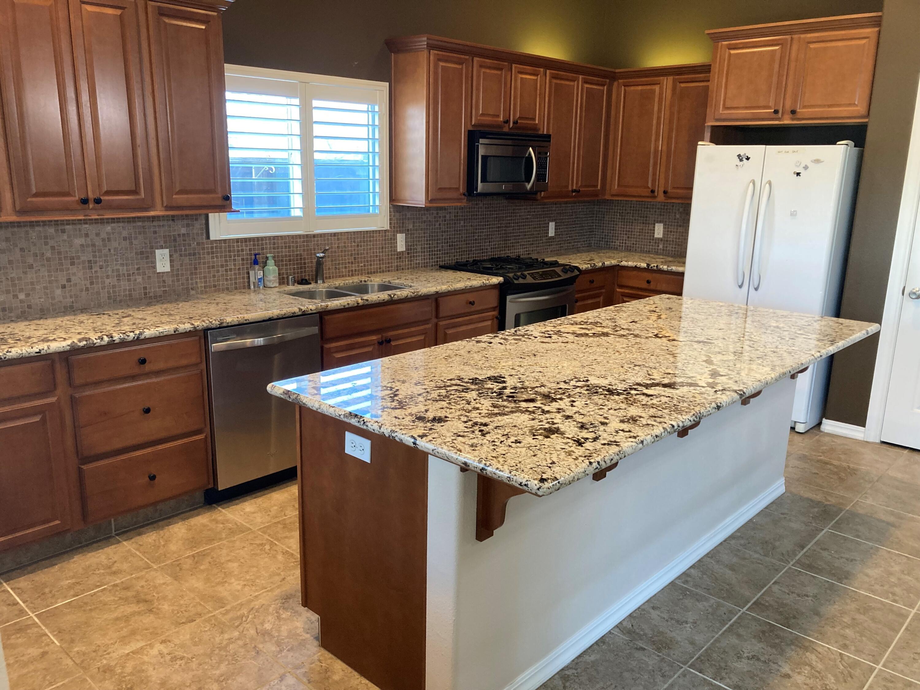 1988 Harvard Ave, Tulare, CA 93274