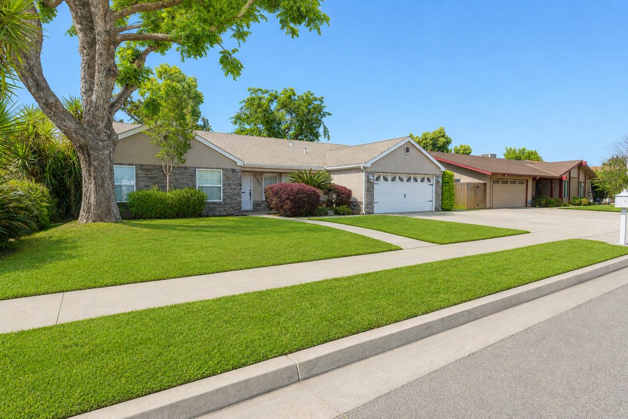 1363 E Carmelo Ave, Tulare, CA 93274