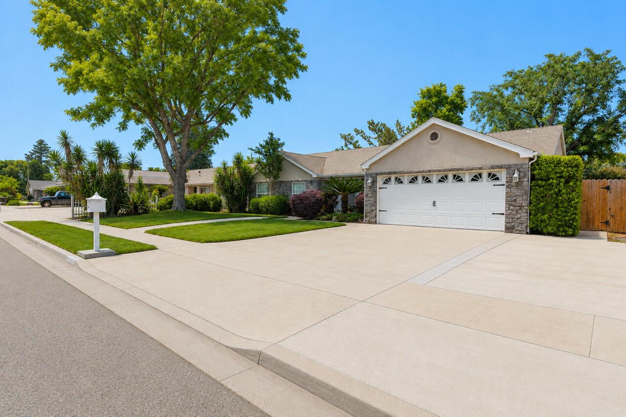 1363 E Carmelo Ave, Tulare, CA 93274