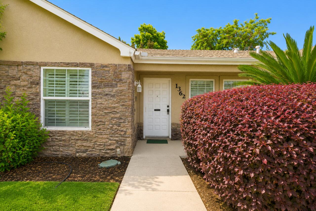 1363 E Carmelo Ave, Tulare, CA 93274