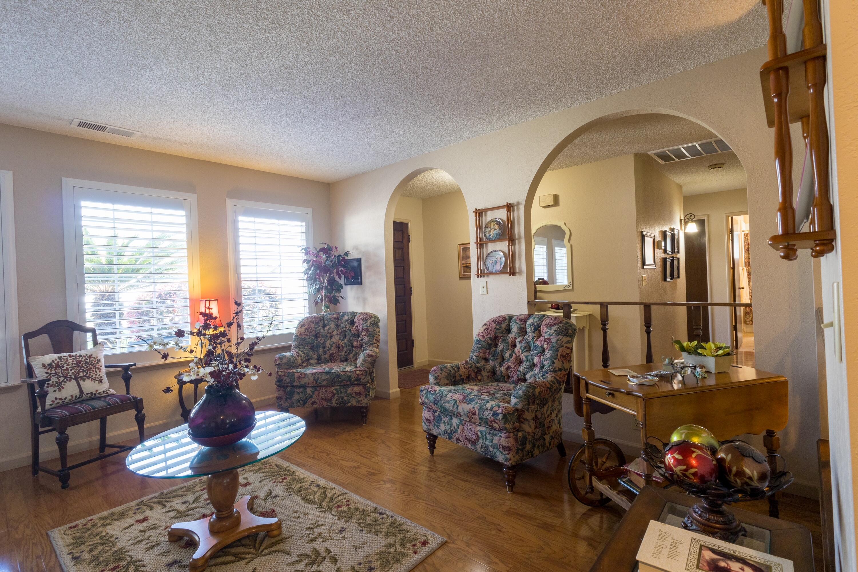 1363 E Carmelo Ave, Tulare, CA 93274