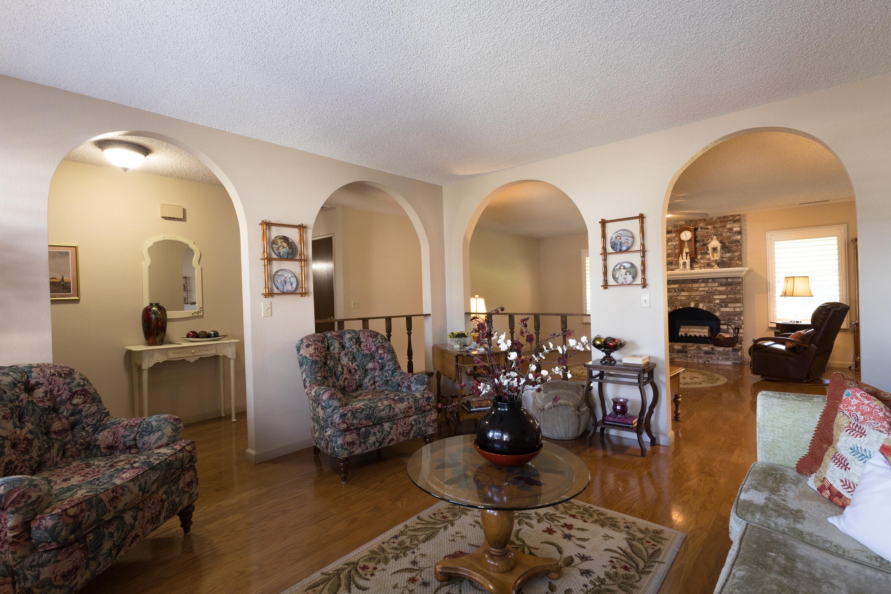 1363 E Carmelo Ave, Tulare, CA 93274