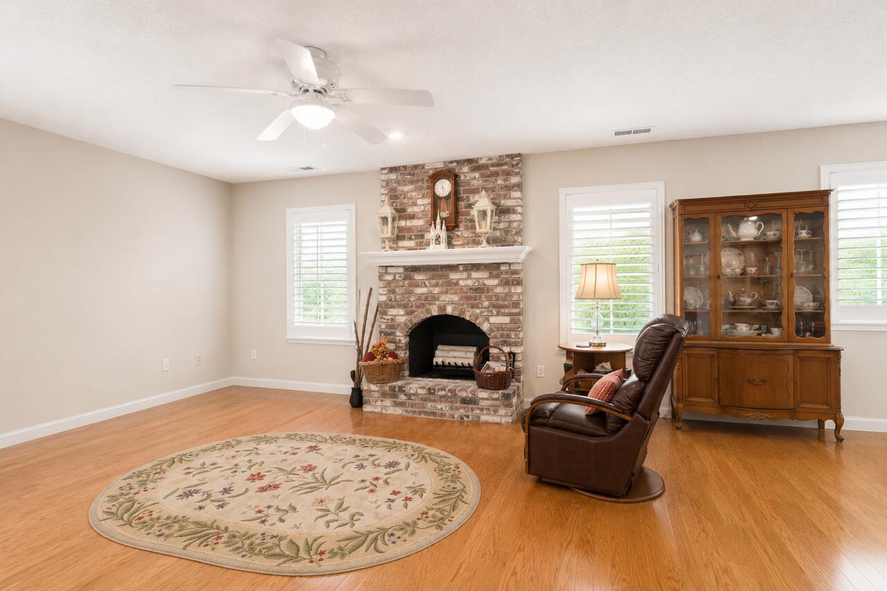 1363 E Carmelo Ave, Tulare, CA 93274