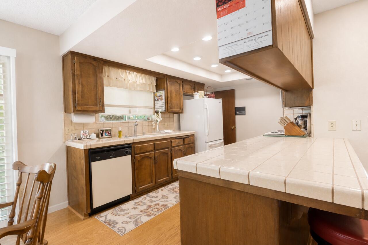 1363 E Carmelo Ave, Tulare, CA 93274