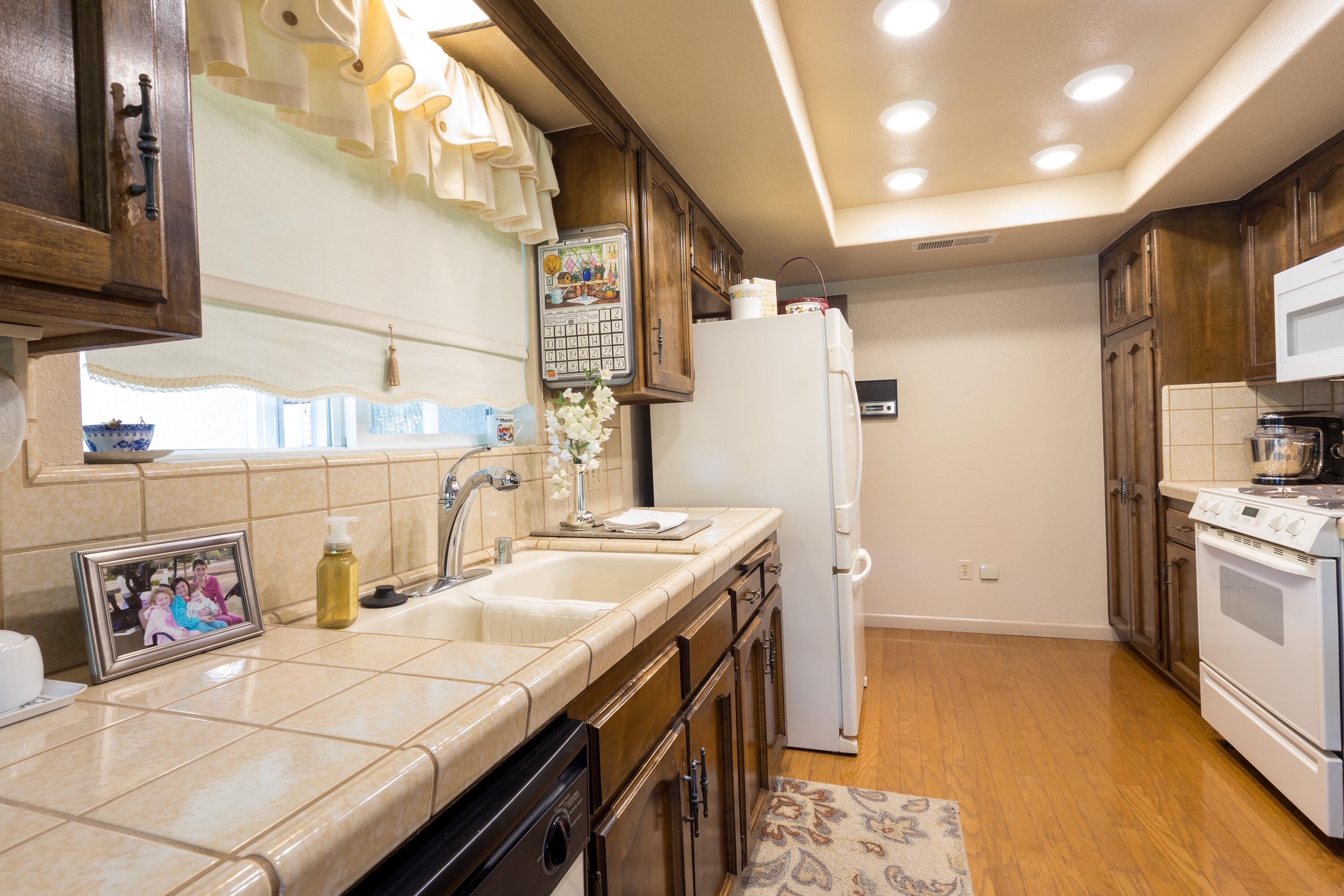 1363 E Carmelo Ave, Tulare, CA 93274