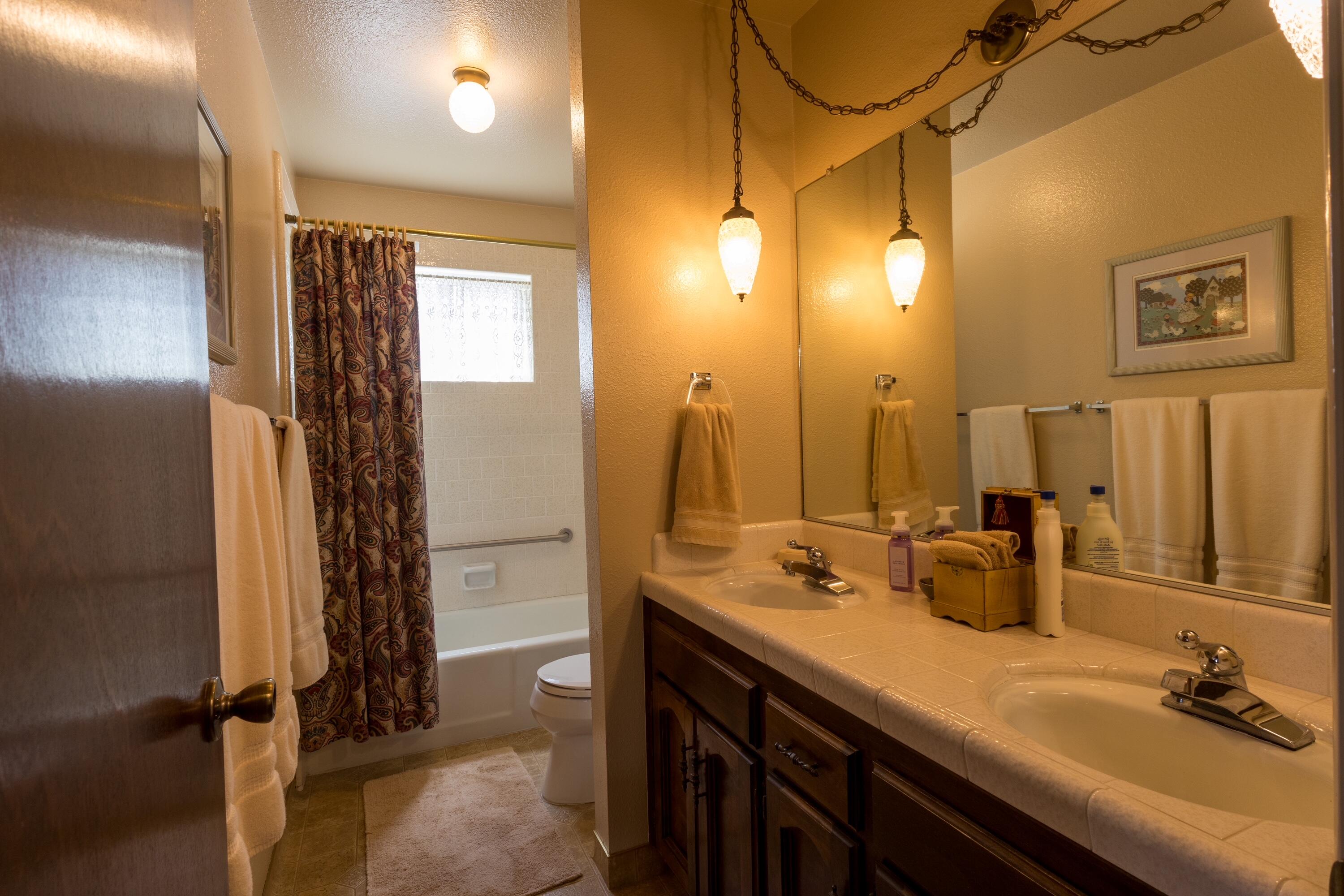 1363 E Carmelo Ave, Tulare, CA 93274