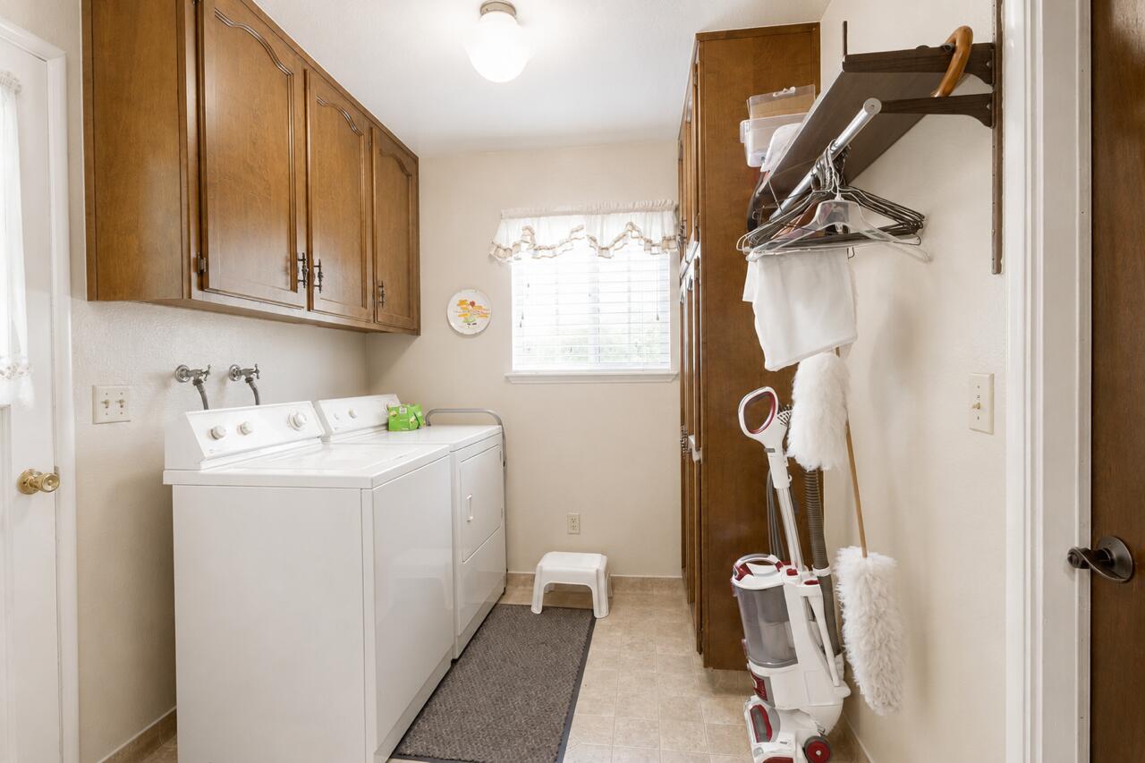 1363 E Carmelo Ave, Tulare, CA 93274