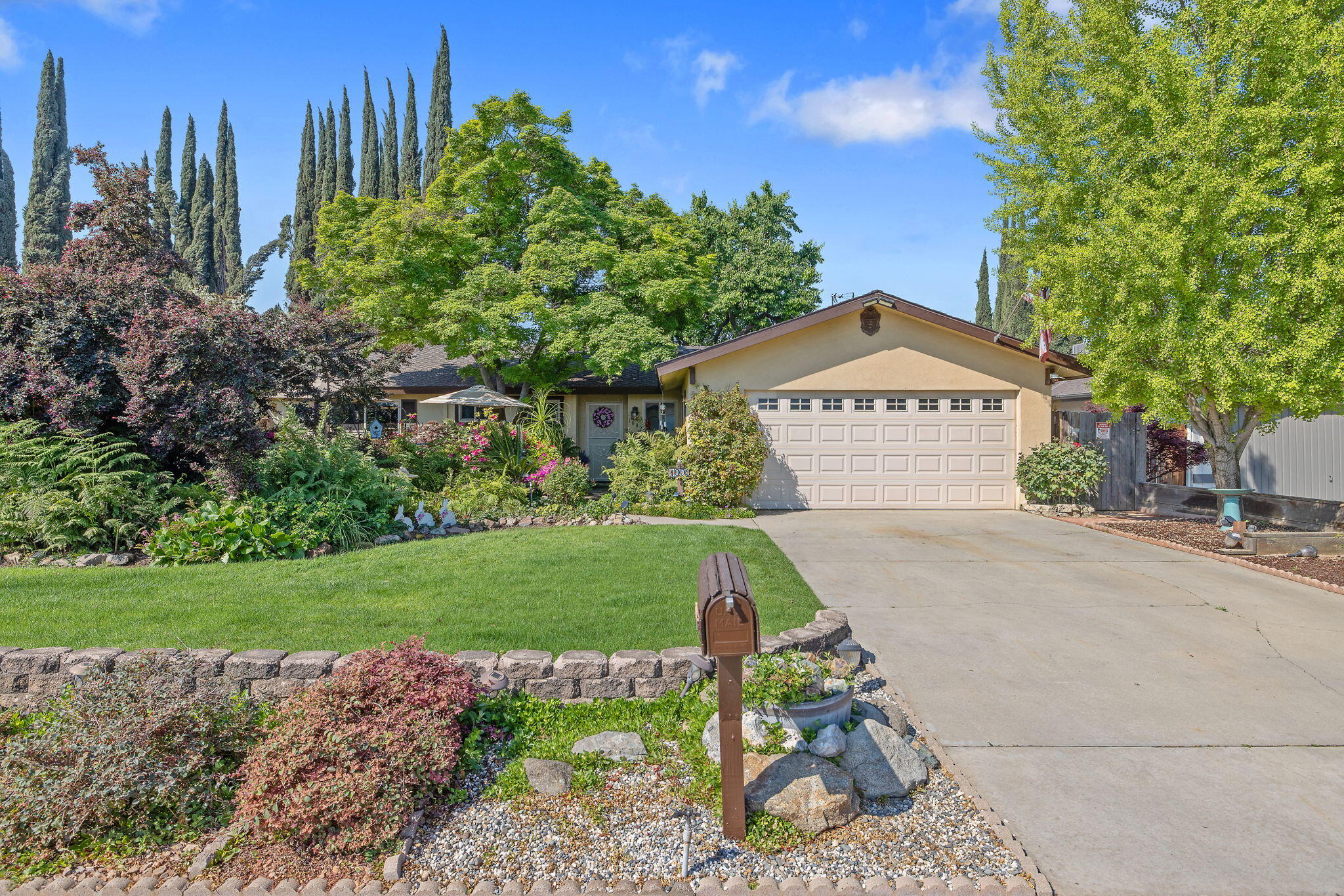 1009 S Rova Ct, Visalia, CA 93277