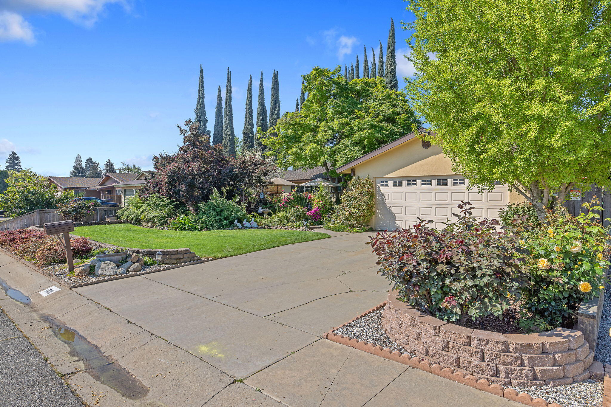 1009 S Rova Ct, Visalia, CA 93277