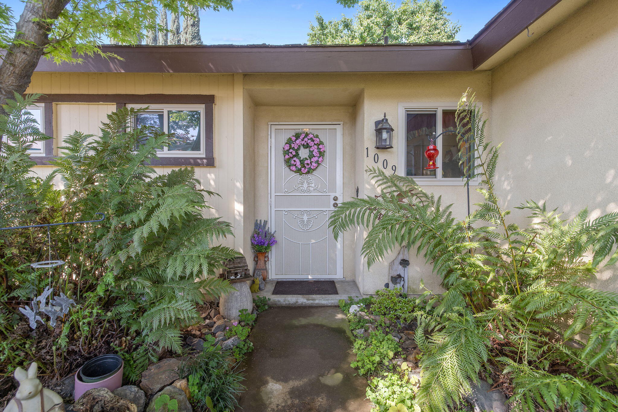 1009 S Rova Ct, Visalia, CA 93277