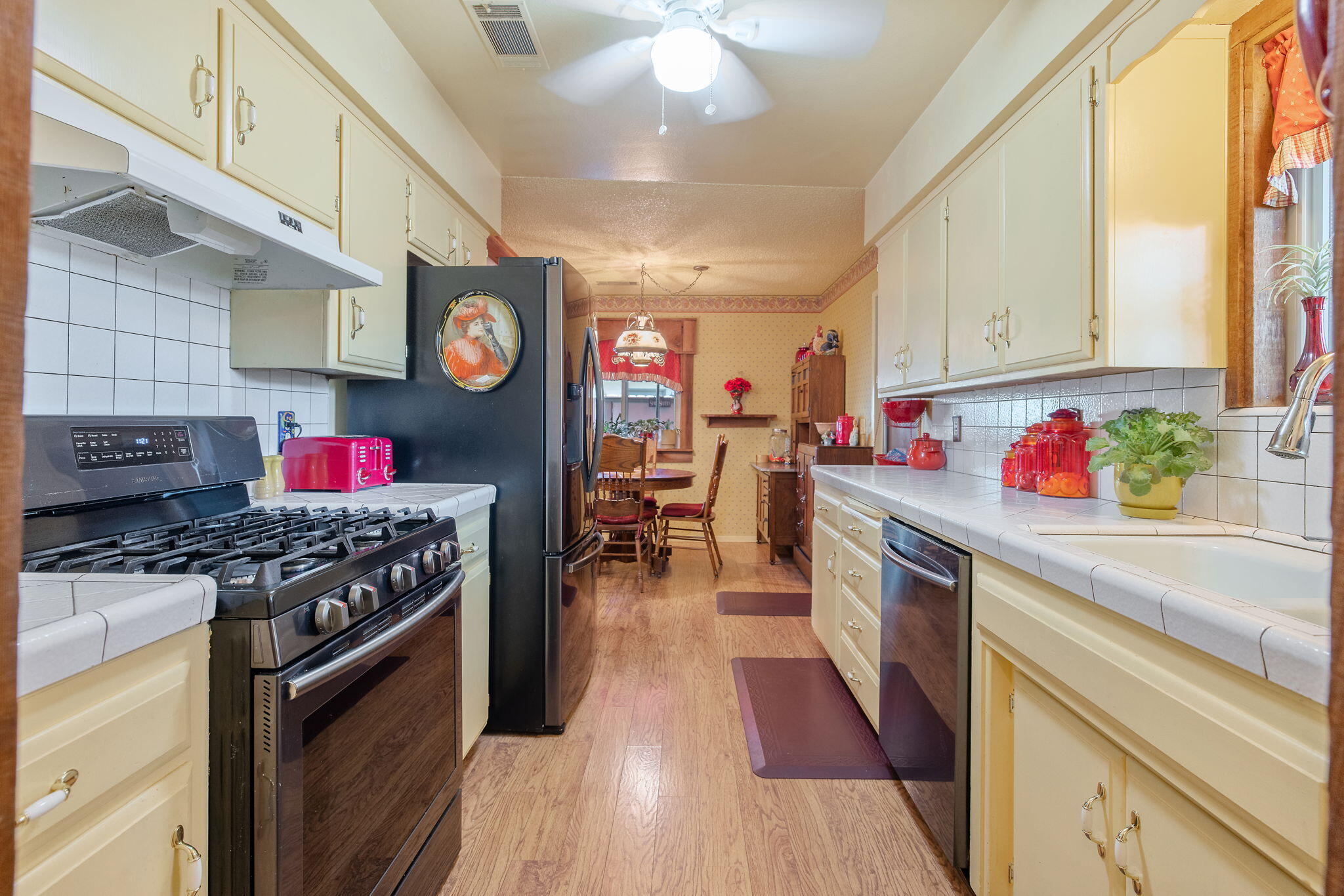 1009 S Rova Ct, Visalia, CA 93277
