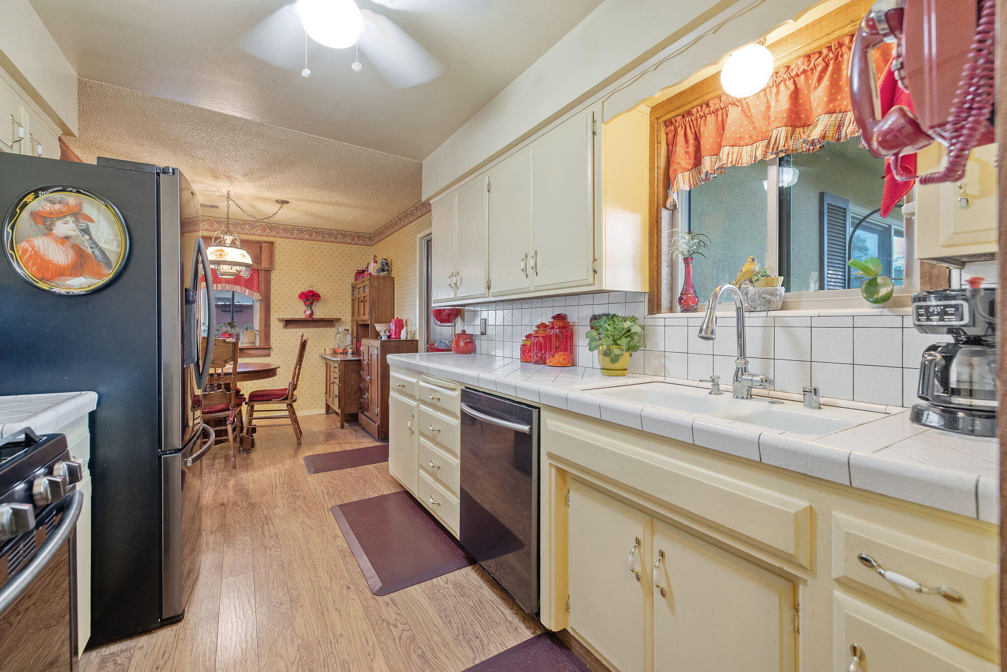 1009 S Rova Ct, Visalia, CA 93277
