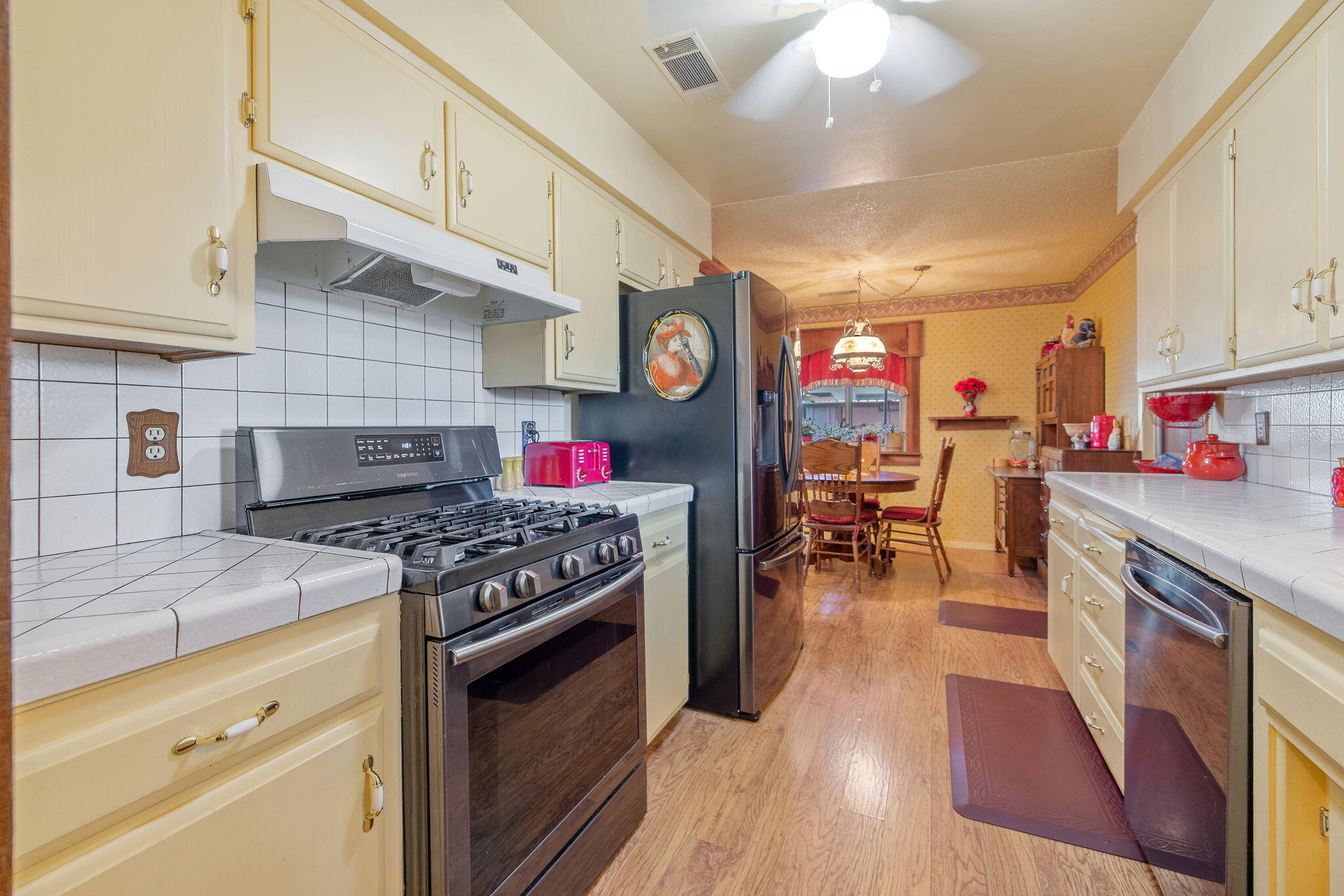 1009 S Rova Ct, Visalia, CA 93277