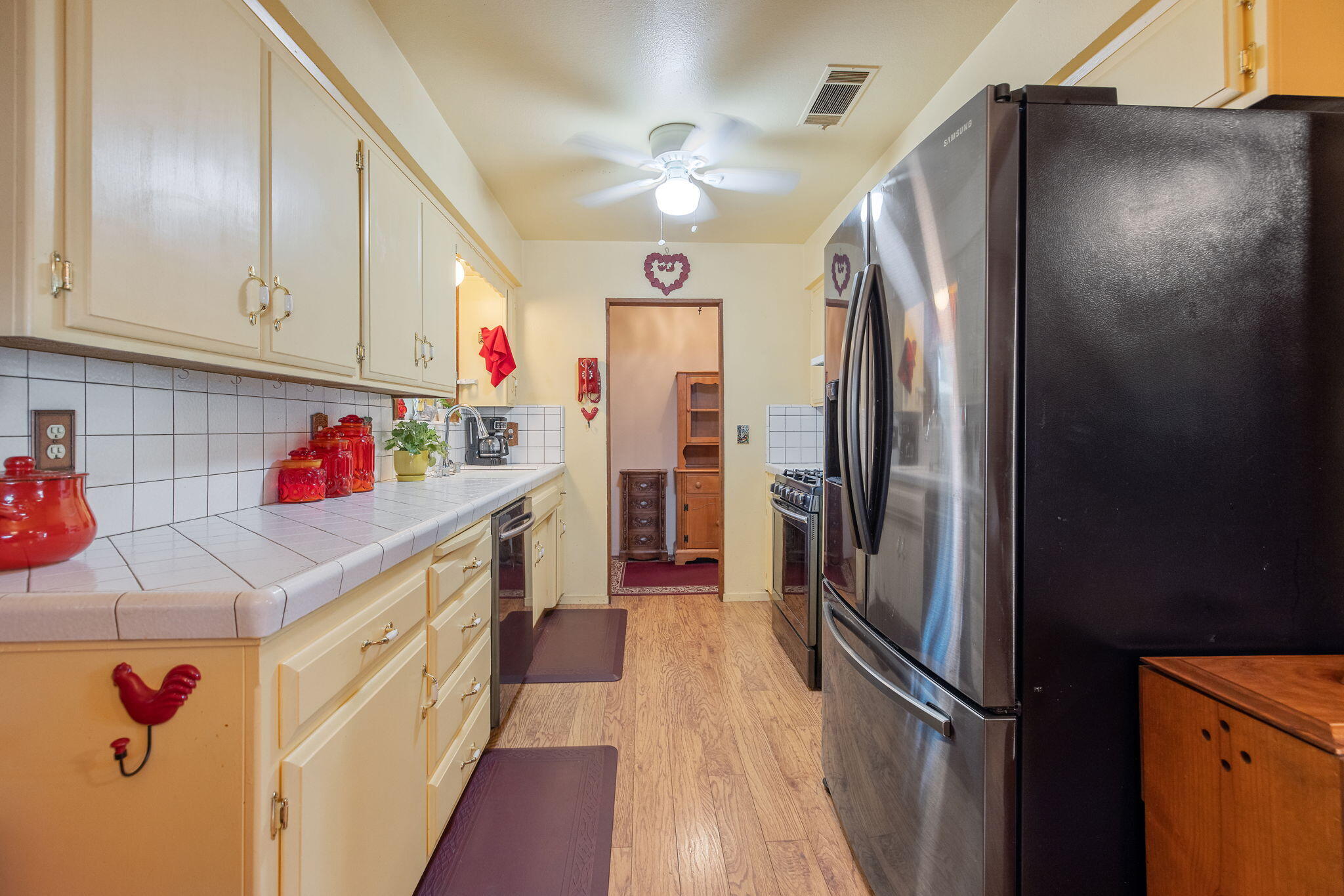 1009 S Rova Ct, Visalia, CA 93277