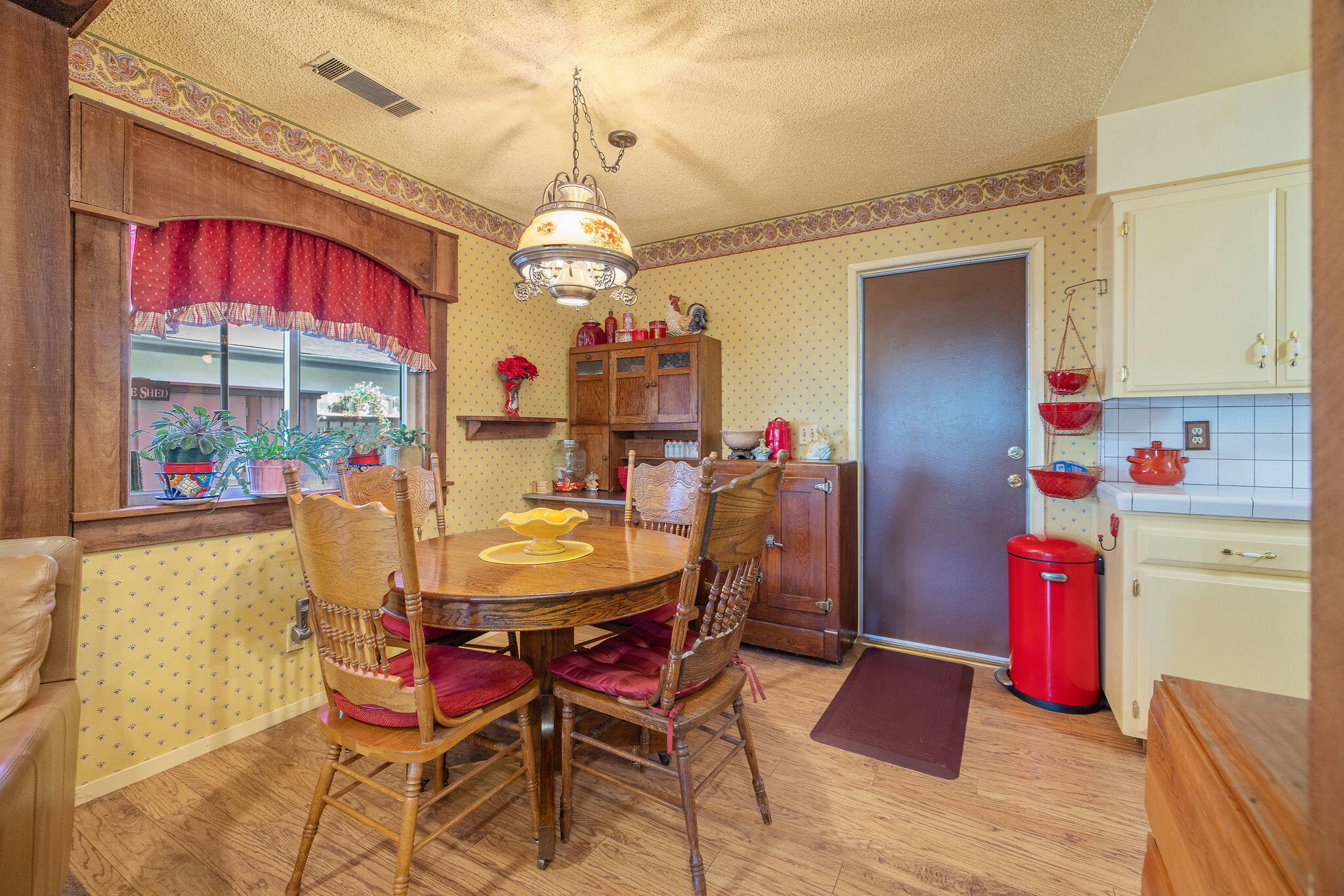 1009 S Rova Ct, Visalia, CA 93277