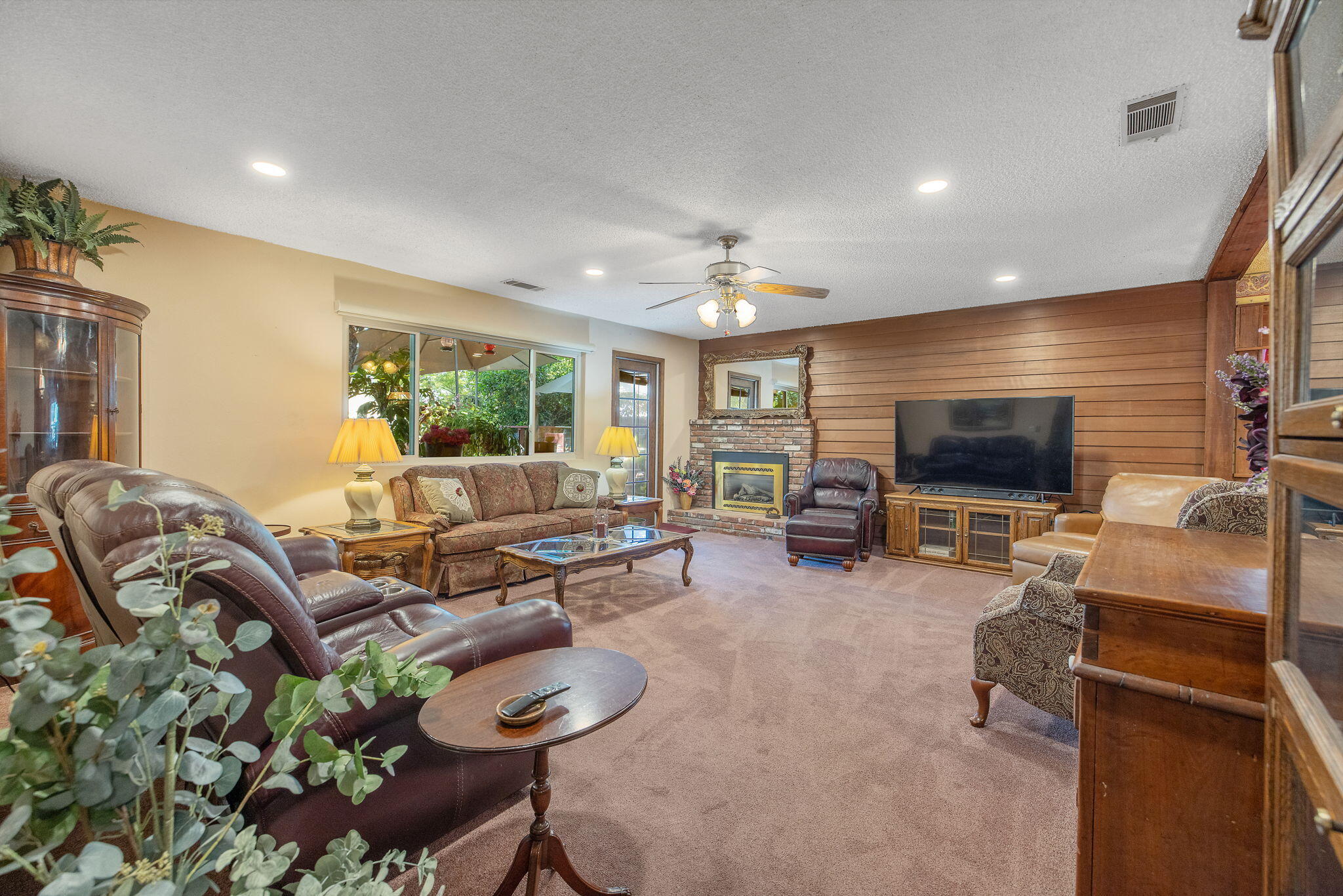1009 S Rova Ct, Visalia, CA 93277