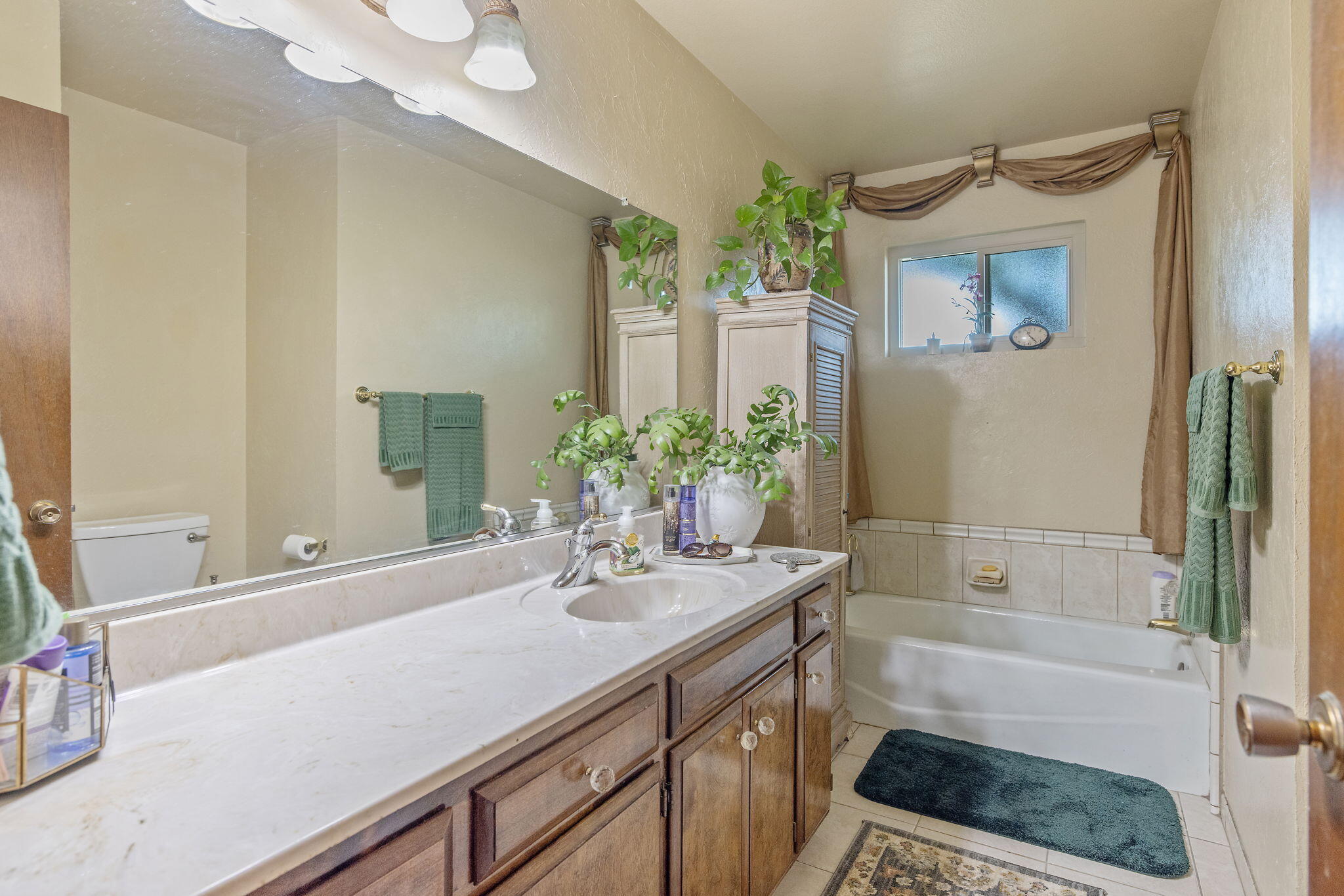 1009 S Rova Ct, Visalia, CA 93277