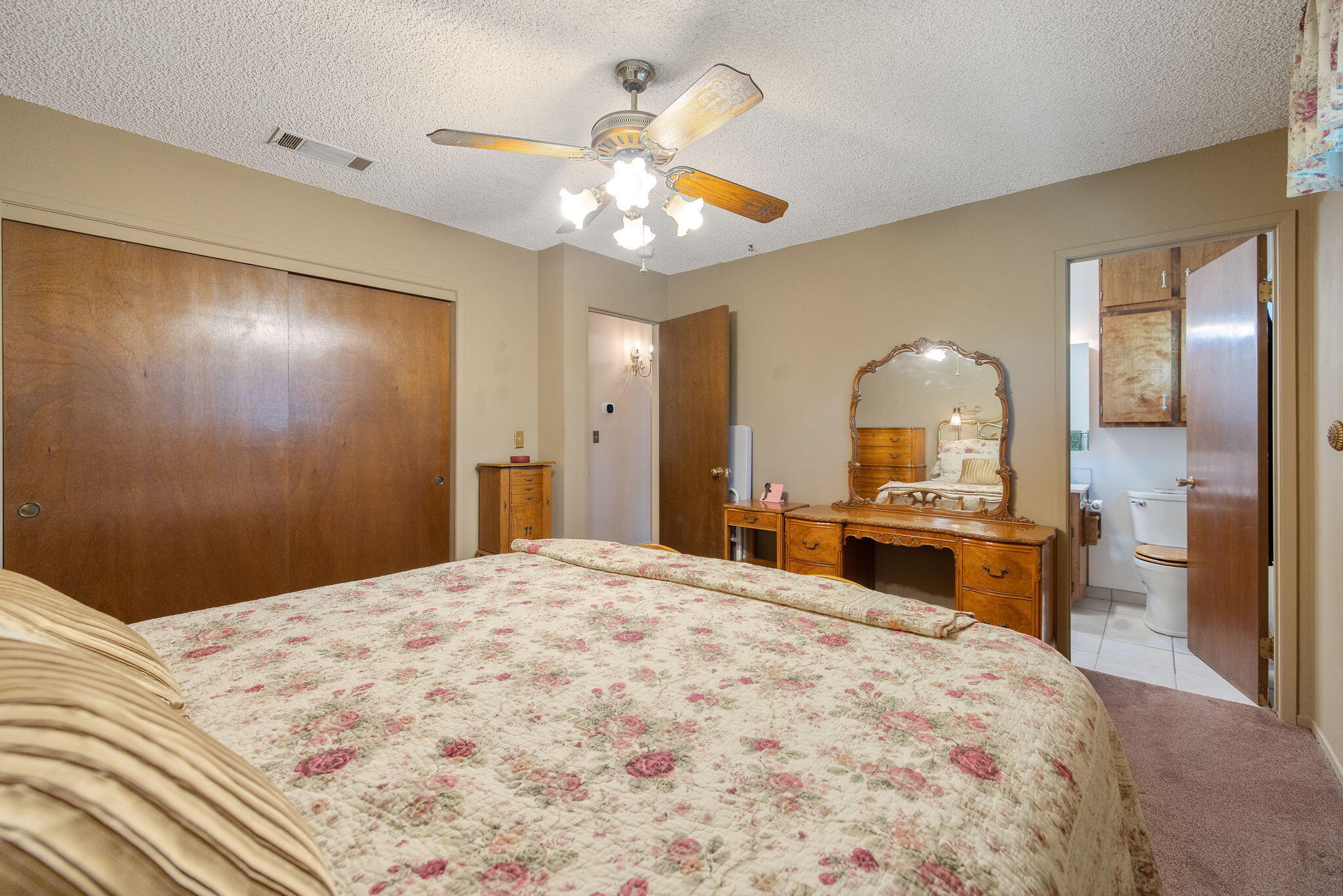 1009 S Rova Ct, Visalia, CA 93277
