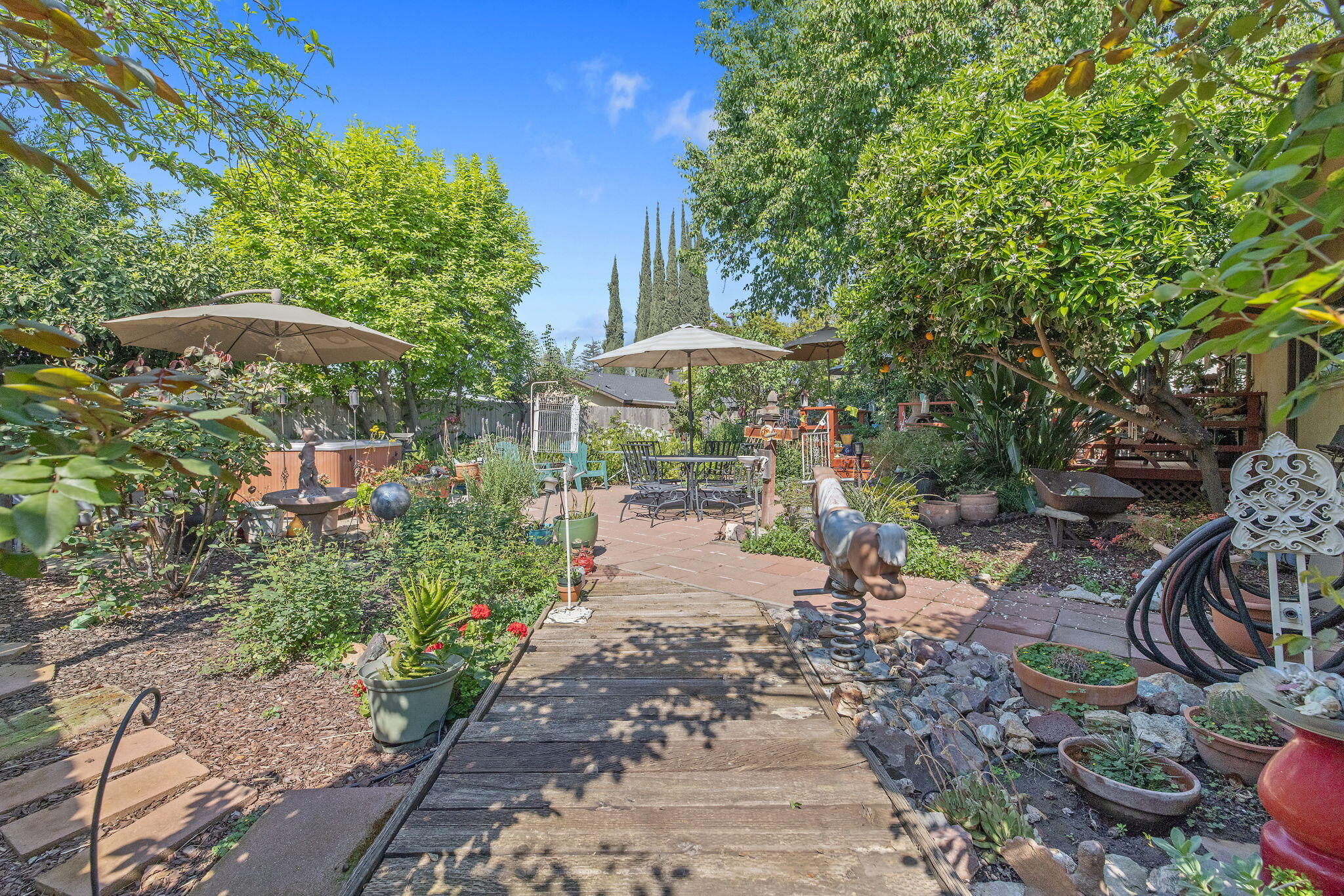 1009 S Rova Ct, Visalia, CA 93277