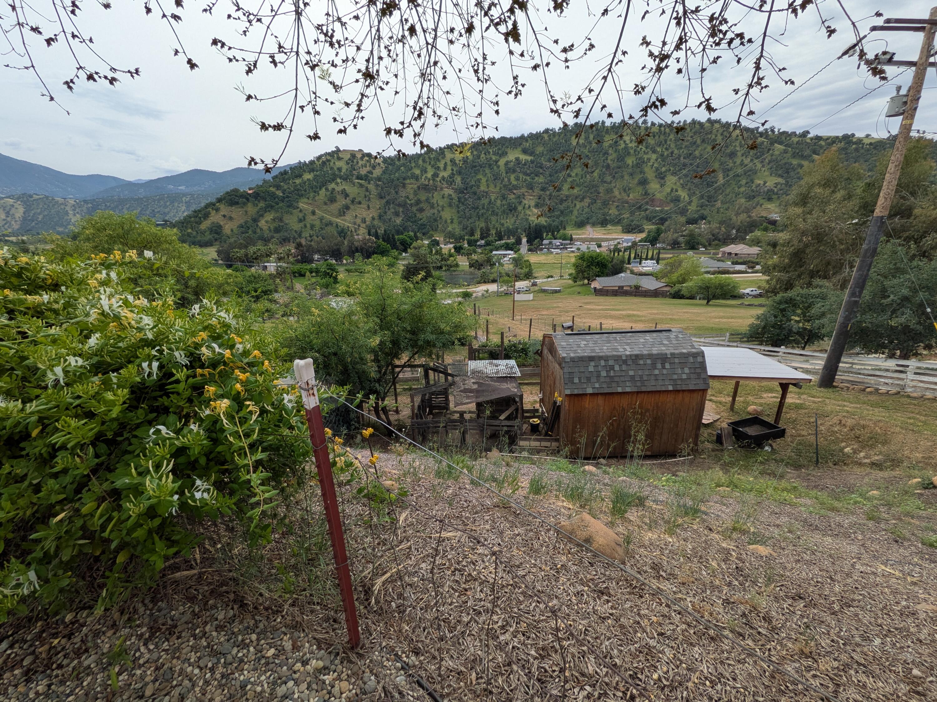 16440 Palomino Dr, Springville, CA 93265