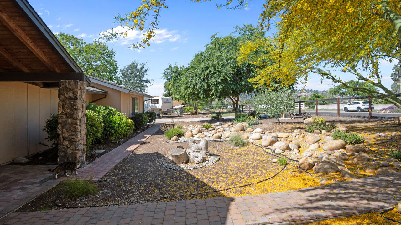 16440 Palomino Dr, Springville, CA 93265