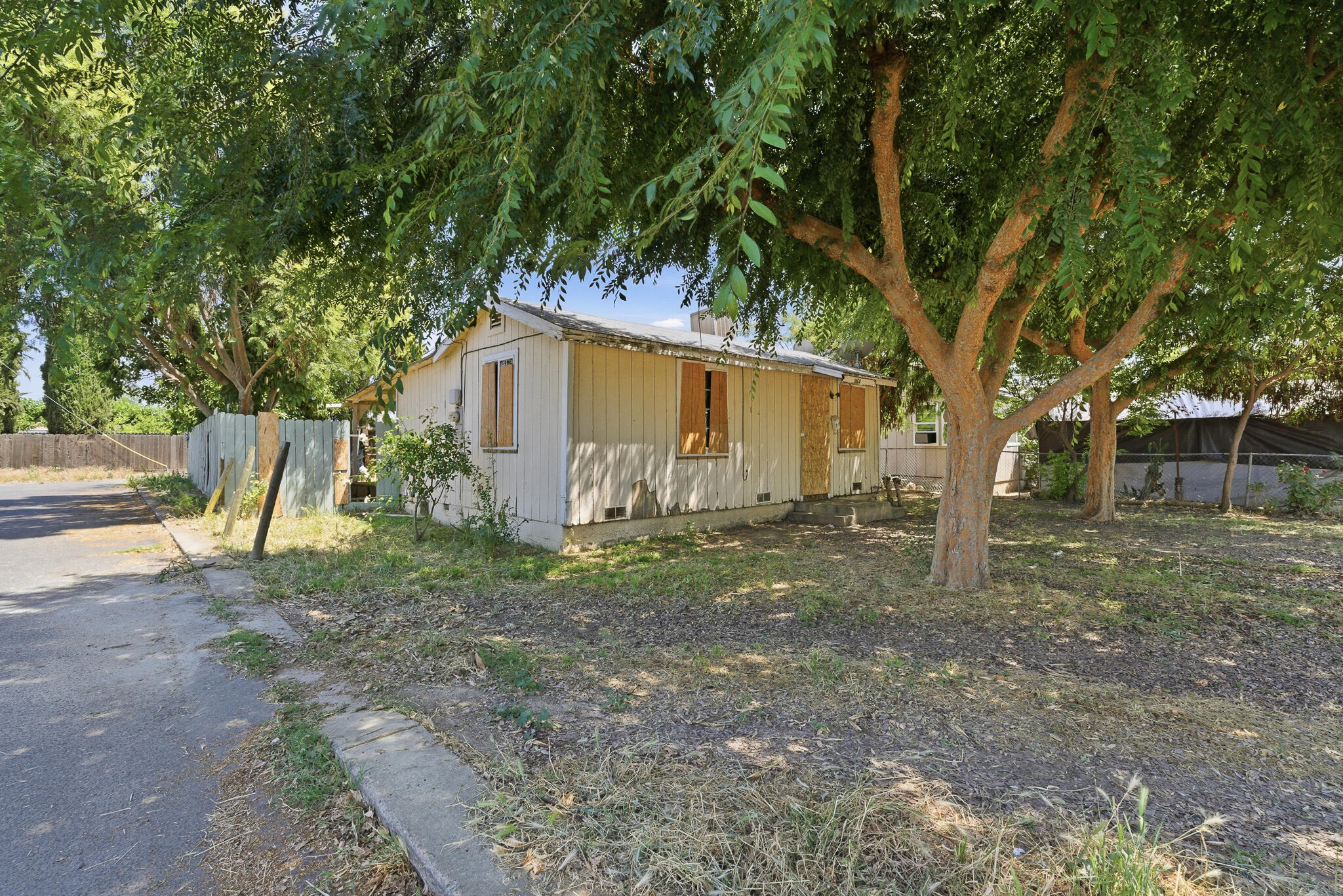 364 Farmersville Rd, Farmersville, CA 93223