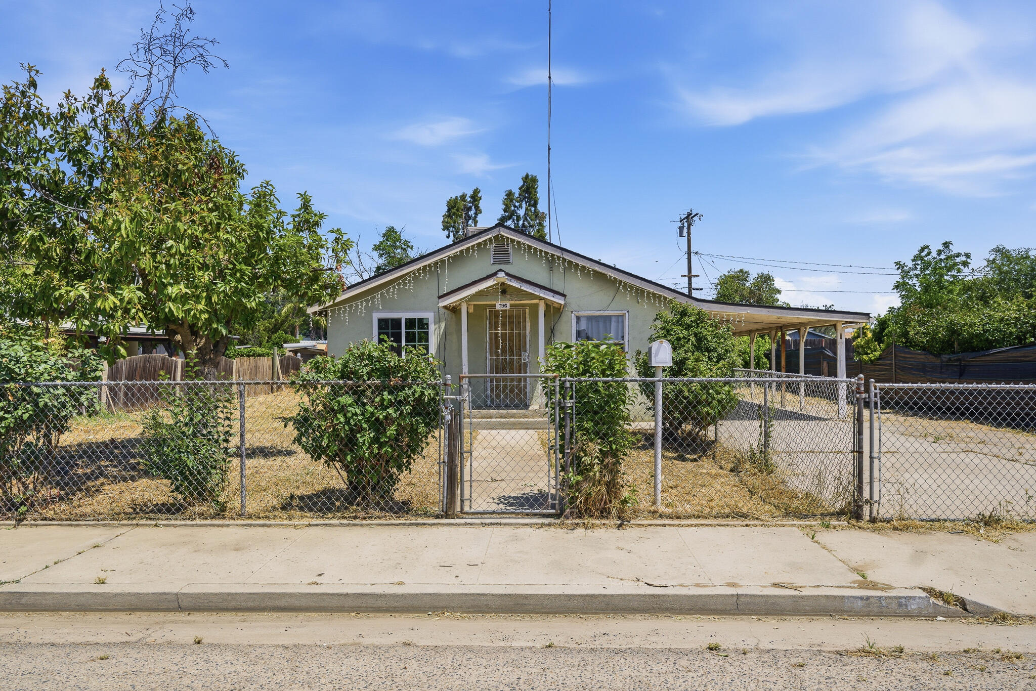 796 S Kern Ave, Farmersville, CA 93223