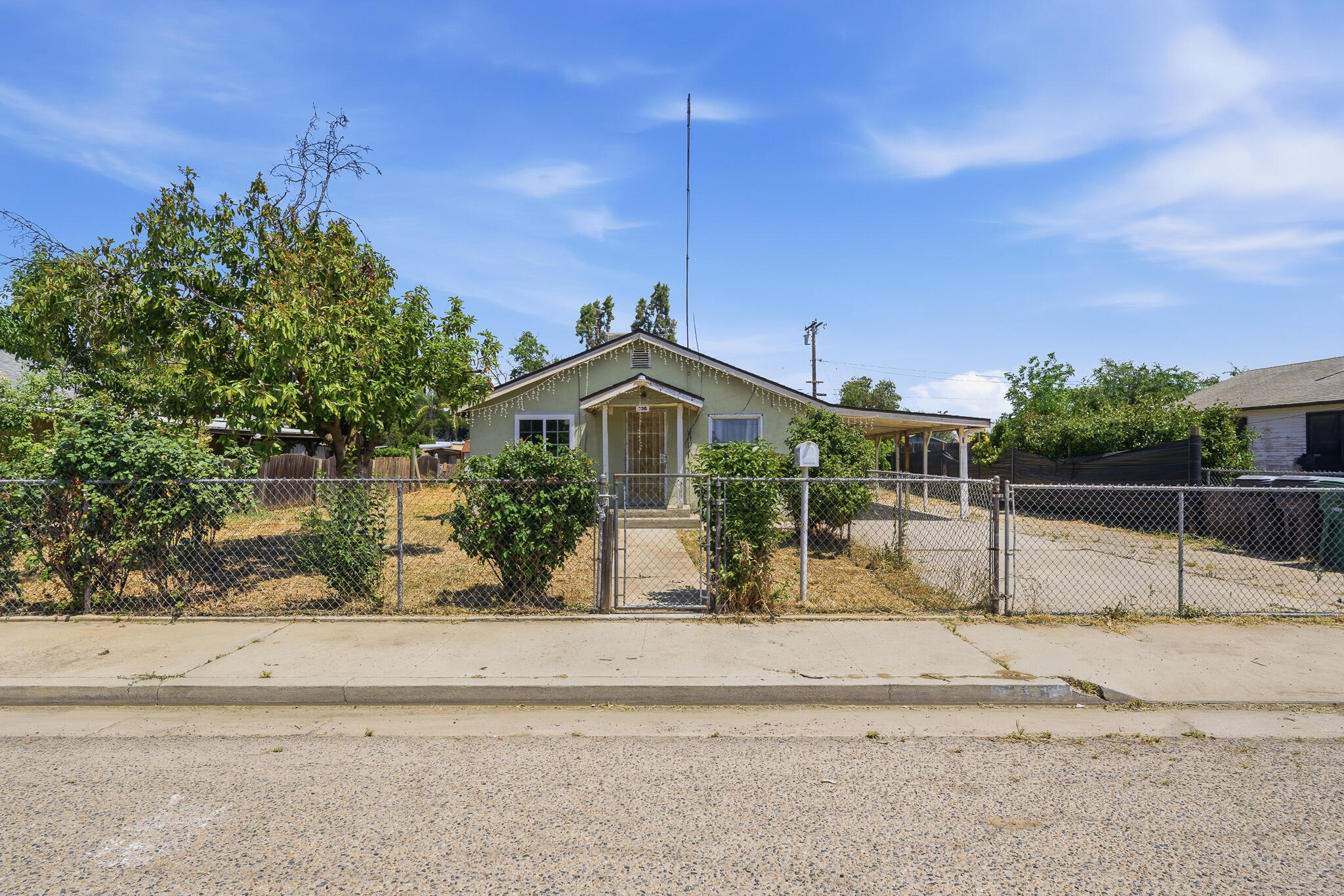 796 S Kern Ave, Farmersville, CA 93223