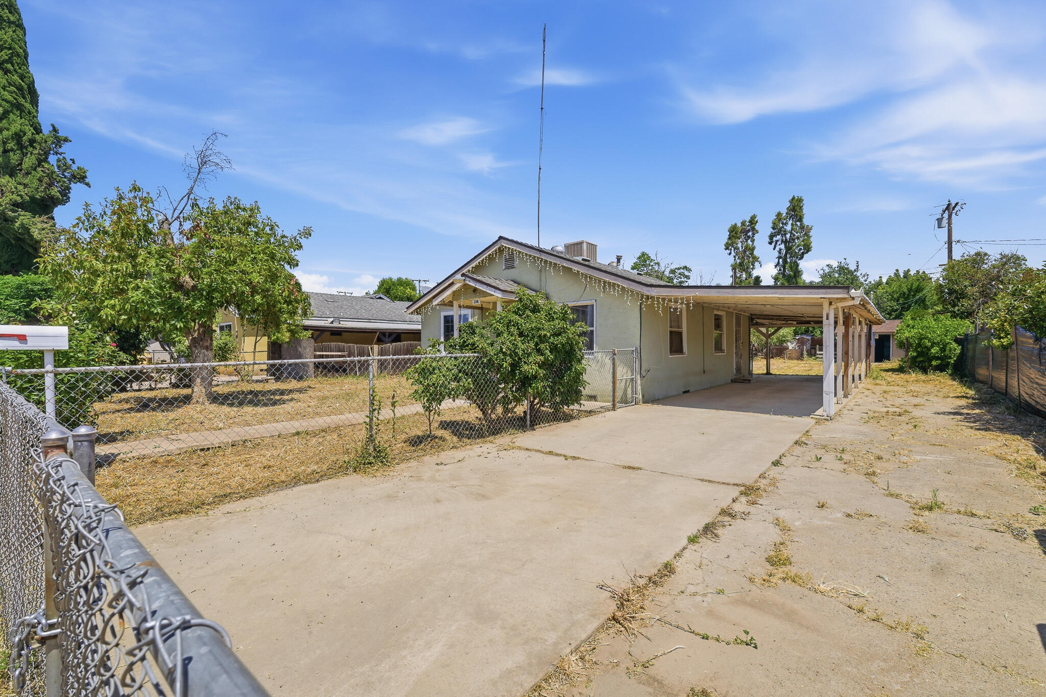 796 S Kern Ave, Farmersville, CA 93223