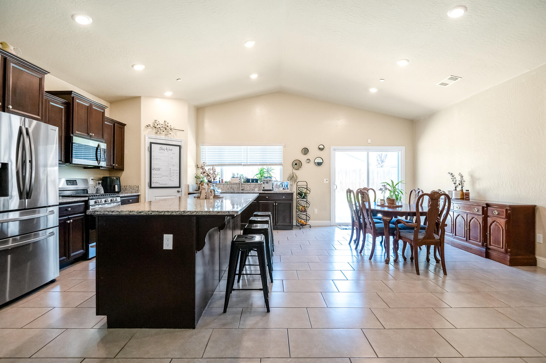 3632 E Meadow Ct, Visalia, CA 93292