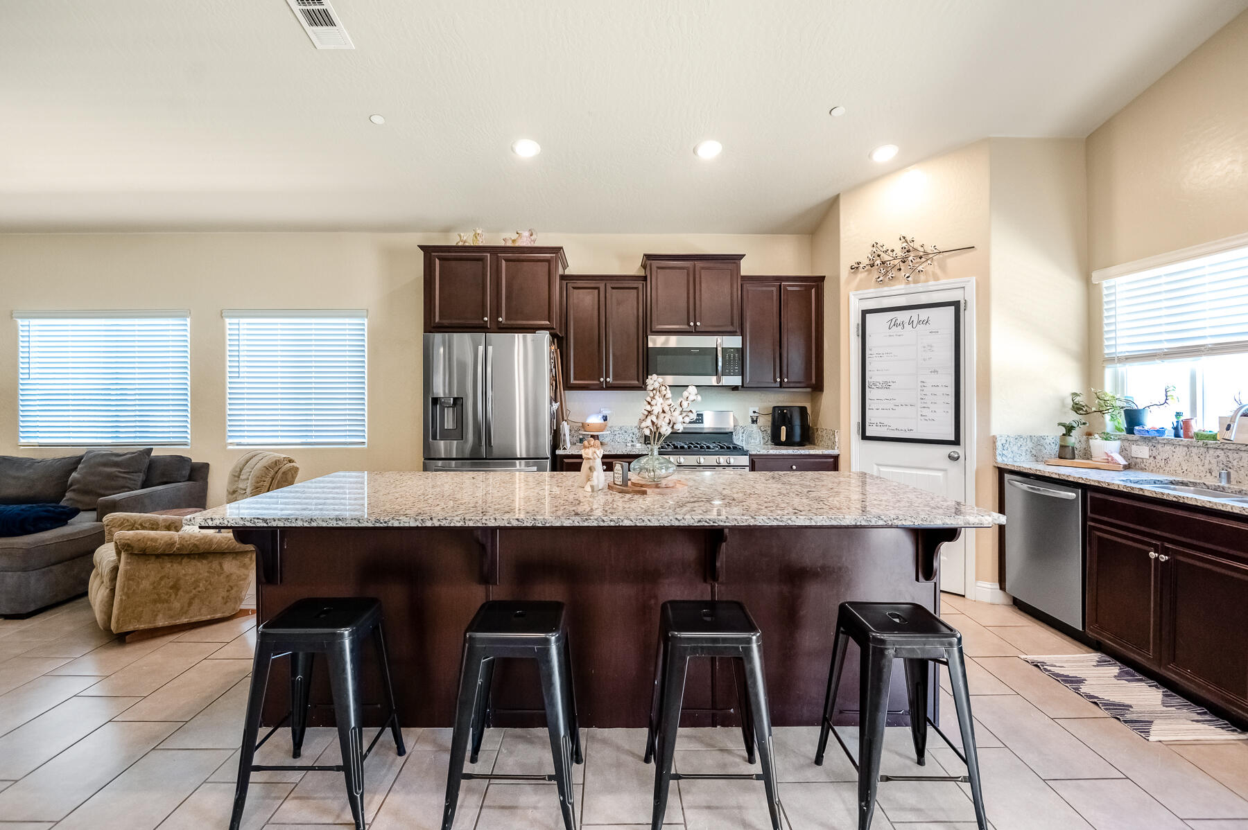 3632 E Meadow Ct, Visalia, CA 93292
