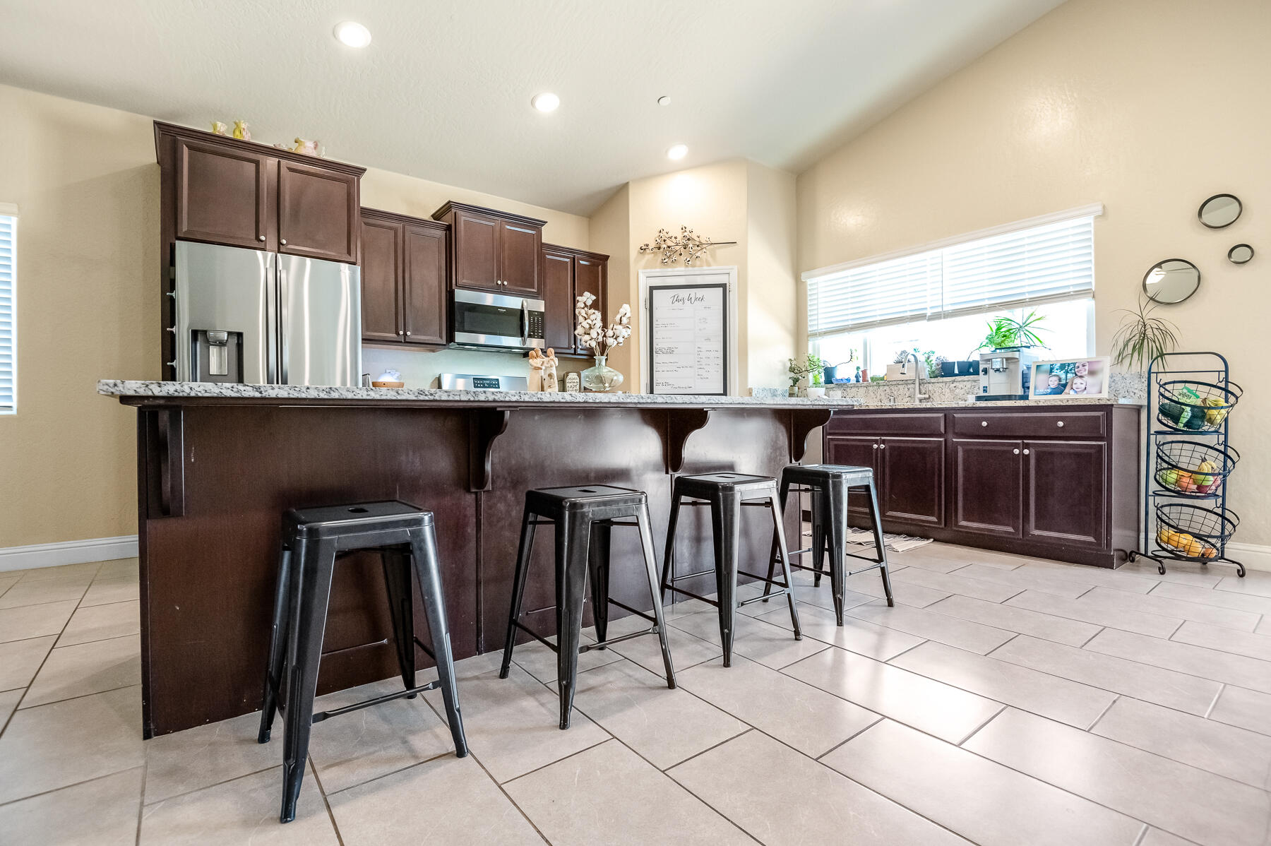 3632 E Meadow Ct, Visalia, CA 93292