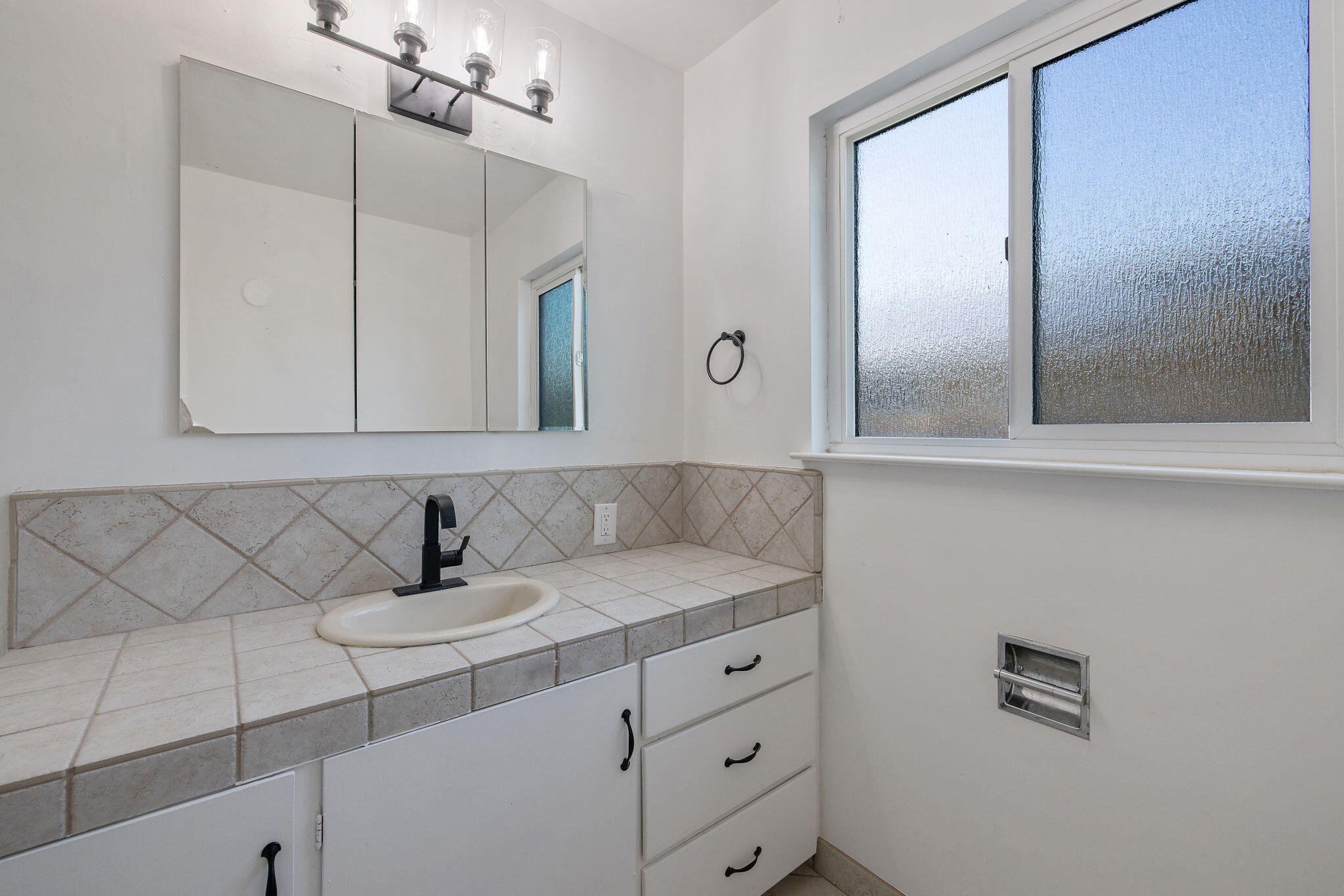461 N Cottage St, Porterville, CA 93257