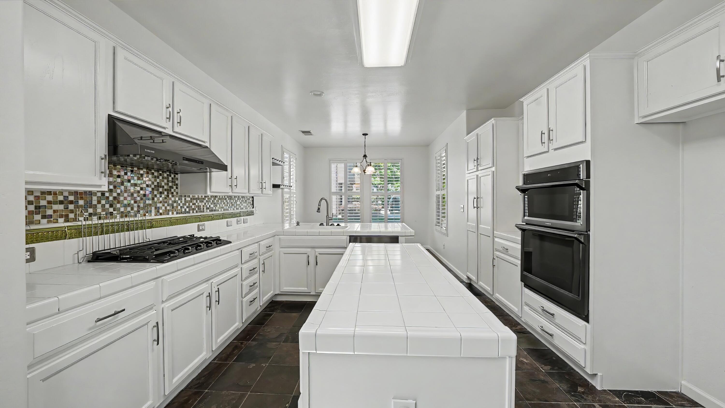 1534 N Oliveto Ct, Visalia, CA 93291
