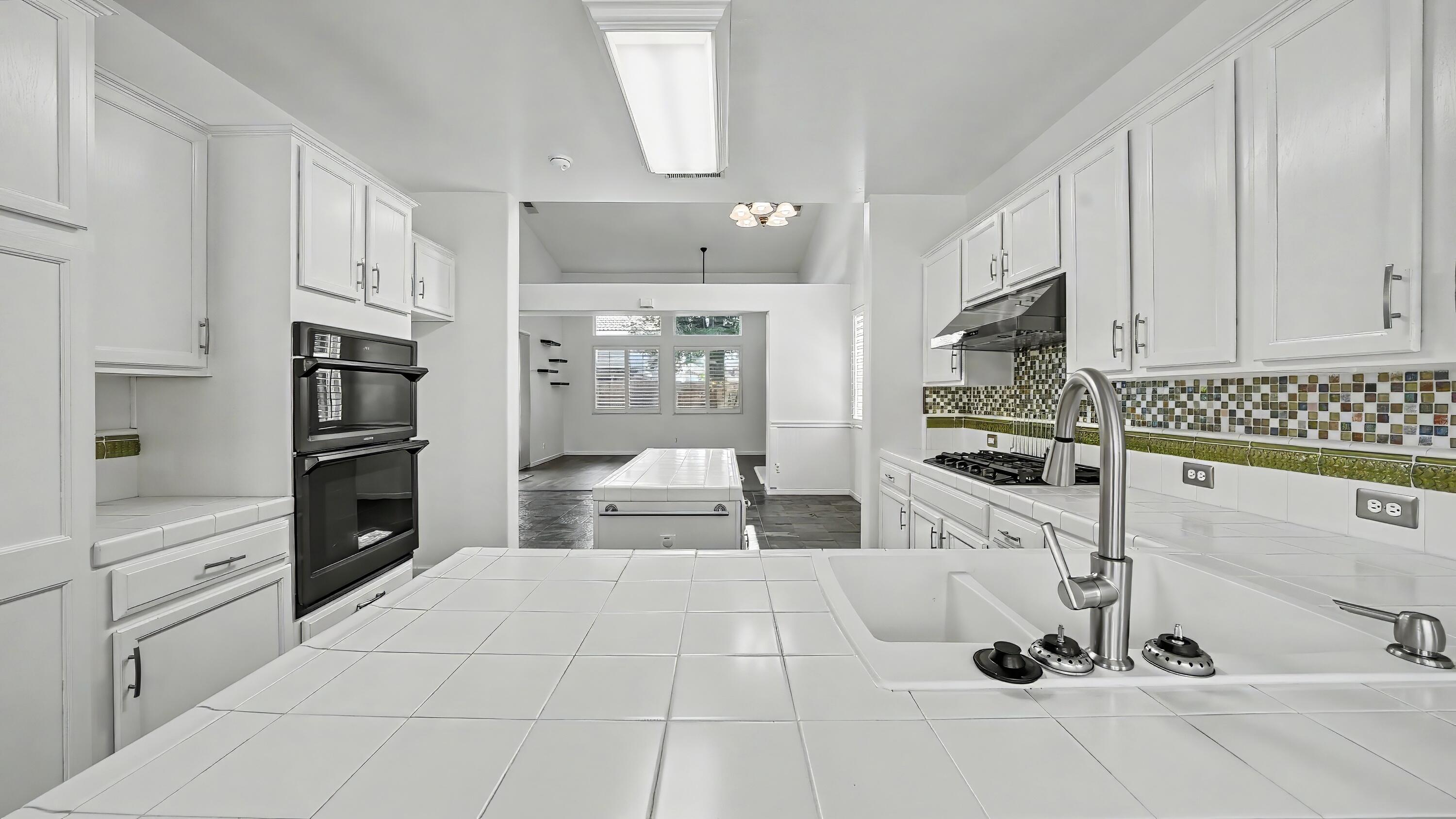 1534 N Oliveto Ct, Visalia, CA 93291