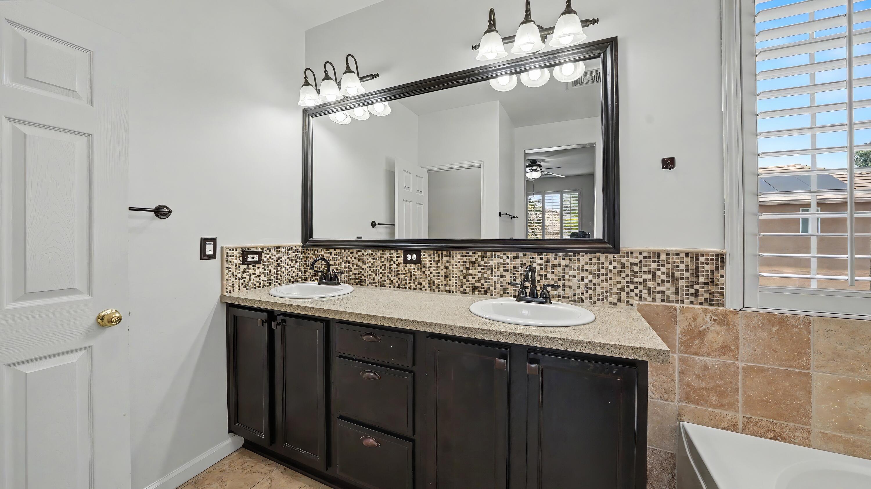 1534 N Oliveto Ct, Visalia, CA 93291