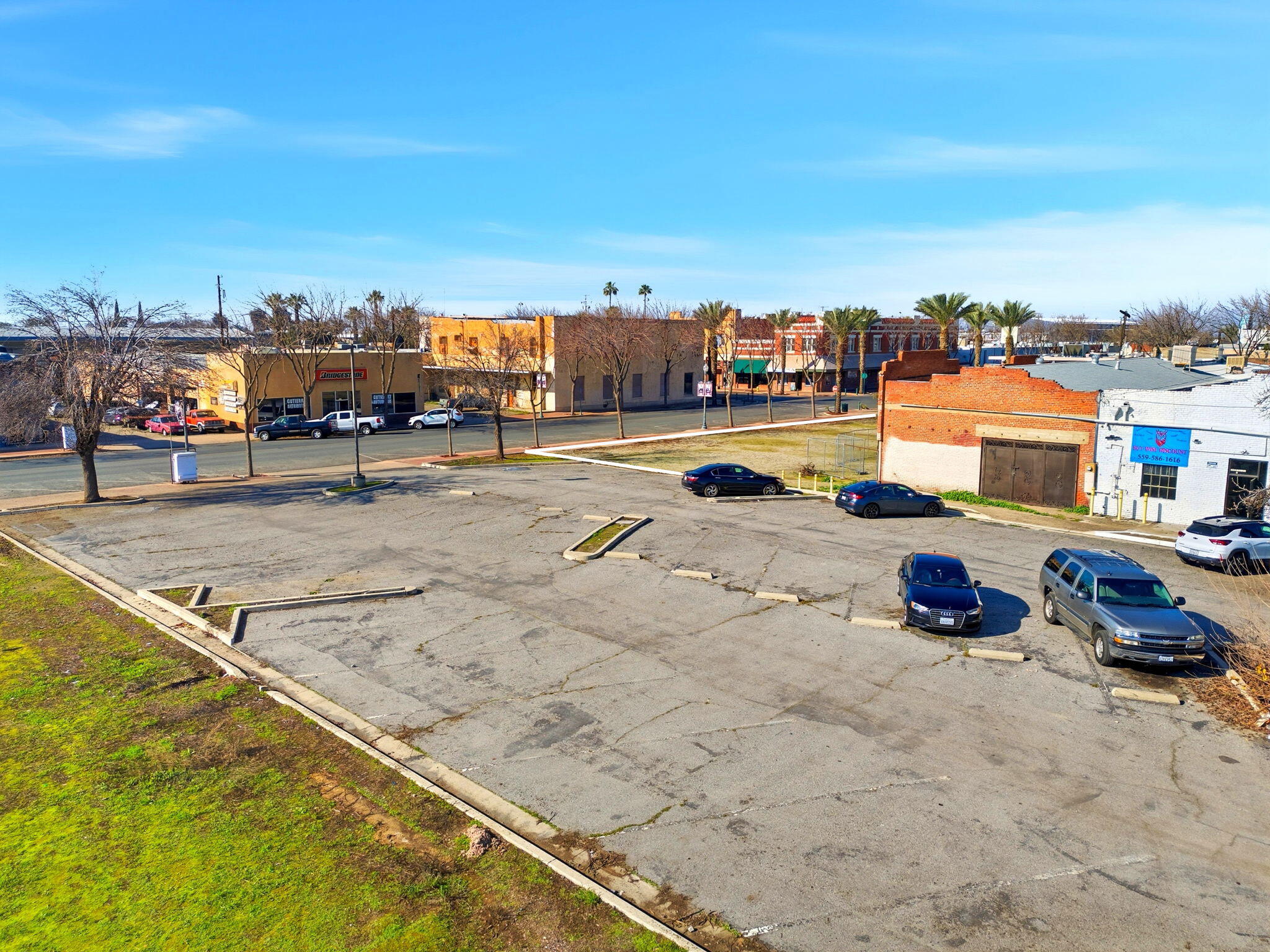 100 E Honolulu St, Lindsay, CA 93247