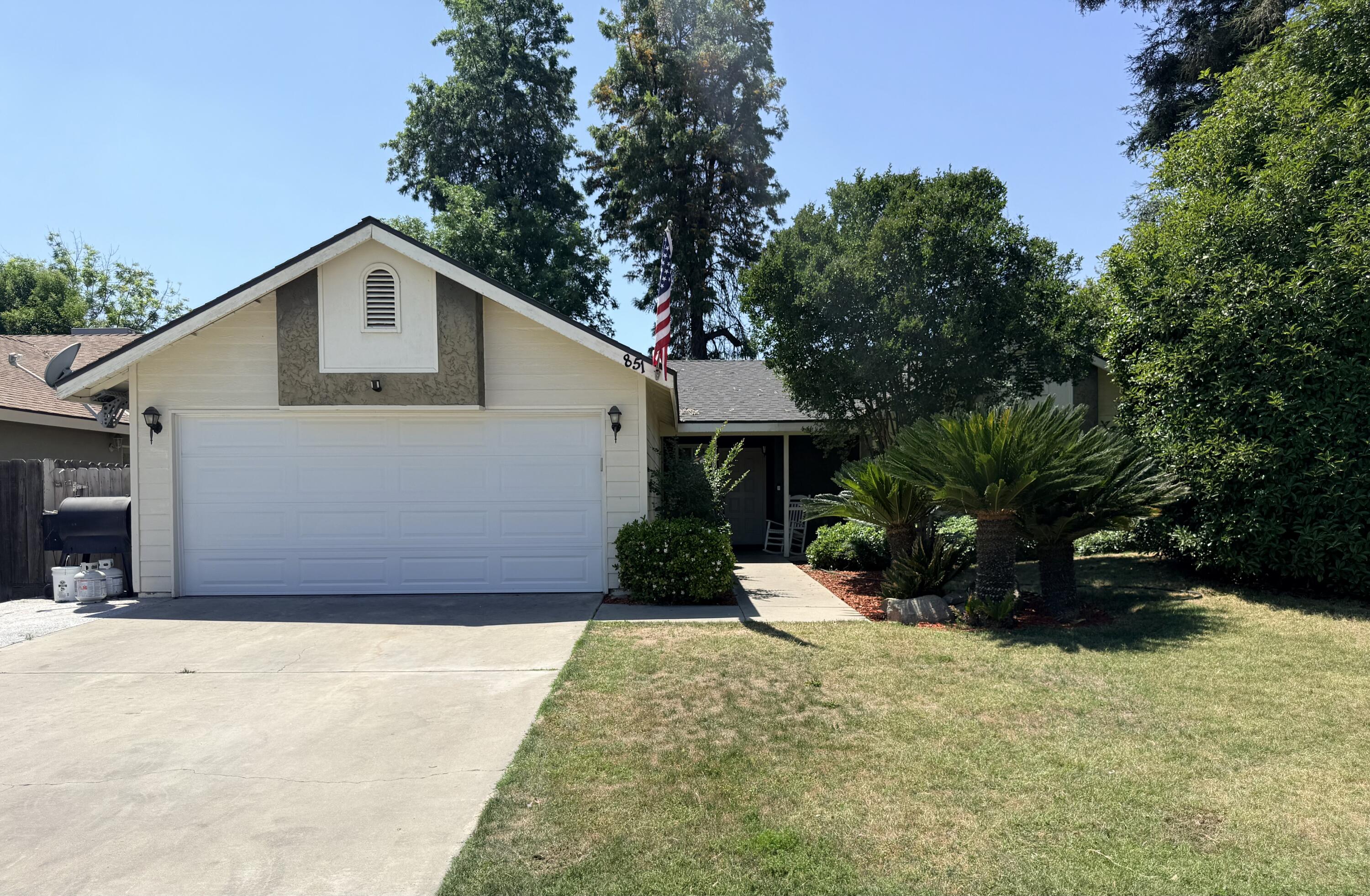 851 N Crenshaw St, Visalia, CA 93291