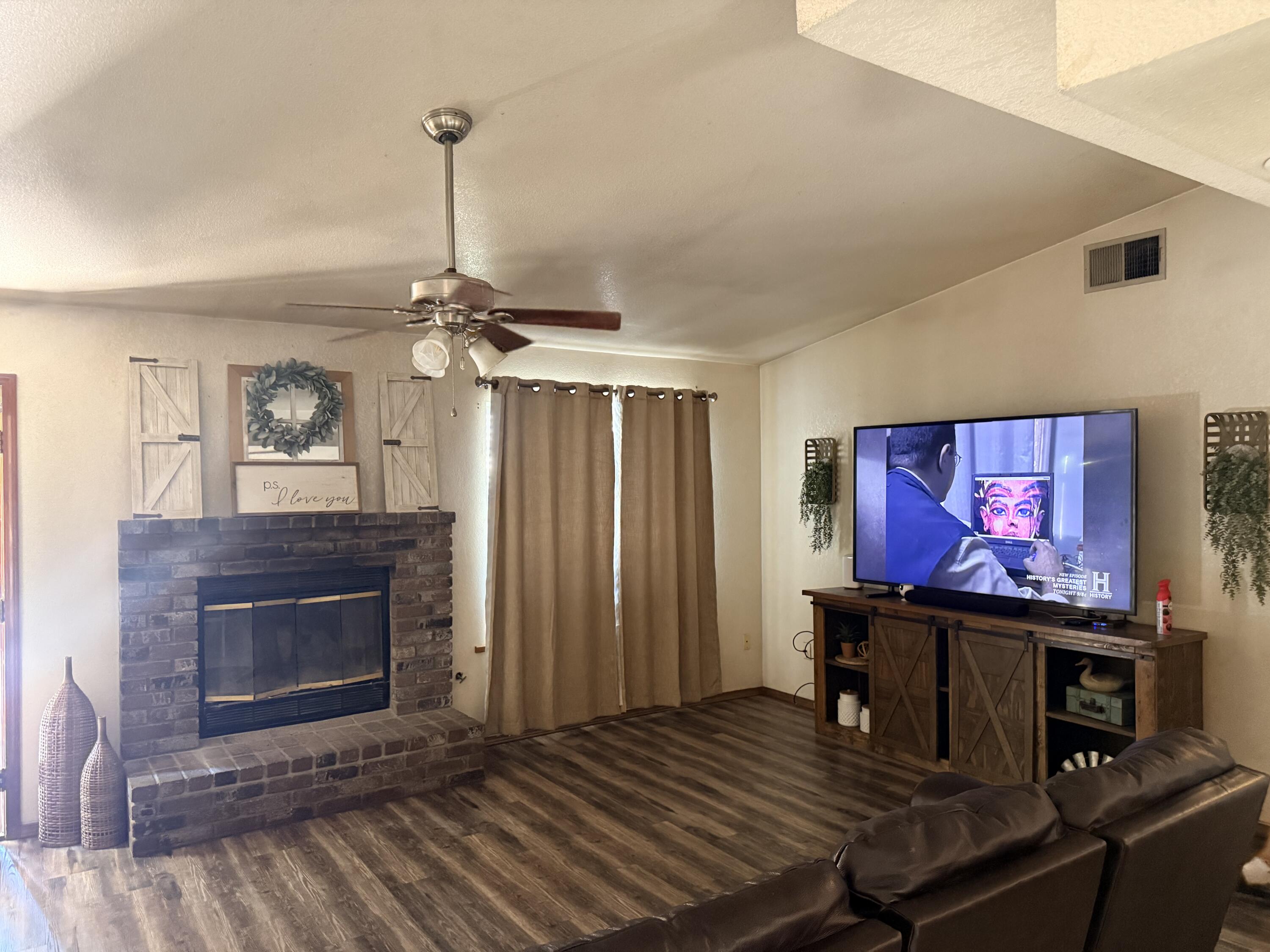 851 N Crenshaw St, Visalia, CA 93291